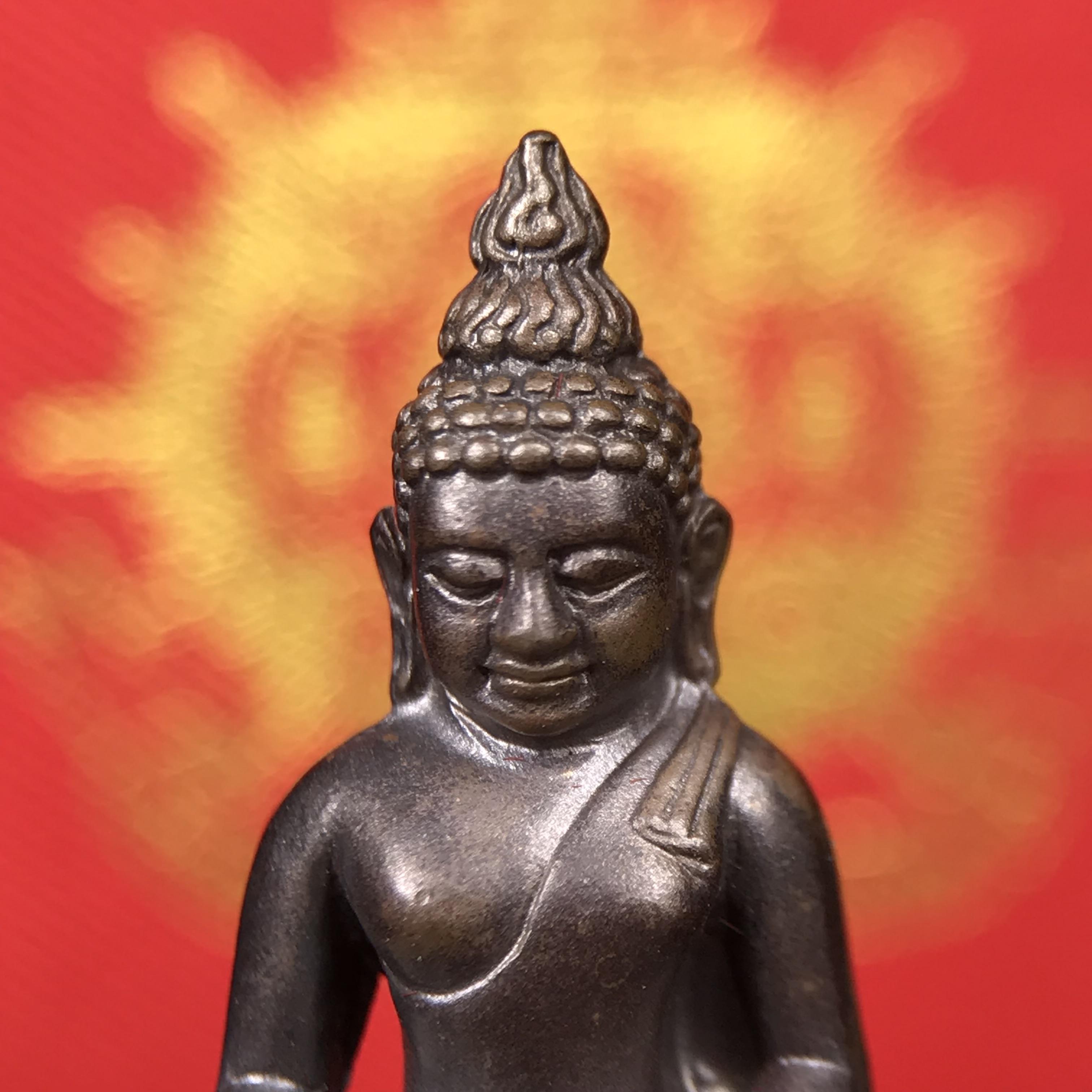 พระกริ่งไพรีพินาศ บรรจุเหล็กไหล ครั้งแรกและครั้งเดียวในประวัติศาสตร์ เฉลิมพระเกียรติ พระบาทสมเด็จพระเจ้าอยู่หัวรัชกาลที่9 พระชนมพรรษา 6 รอบ ปี2542 เนื้อนวโลหะผสมทองคำ(บรรจุเหล็กไหล)ดีนอก-ดีใน พิธีใหญ่ มวลสารเด่น (หายาก)