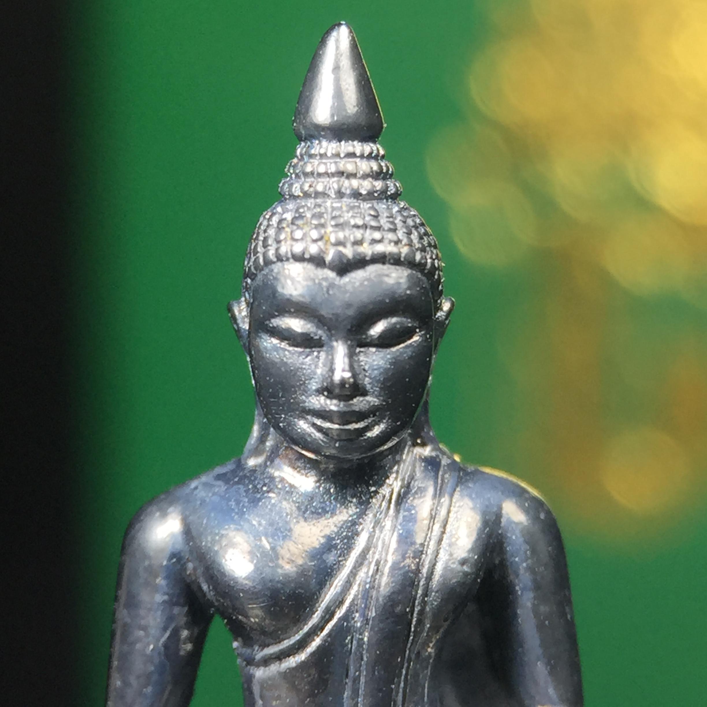 พระพุทธโสธร รุ่น กศก. 120 ปี เนื่องในโอกาสครบ 120 ปี กรมศุลกากร กระทรวงการคลัง จัดสร้าง ปี 2537 เนื้อเงินบริสุทธิ์ 99.9% ผิวขัดเงาลงดำ(งานบริษัท แพรนด้า จิวเวลรี่)สวยงดงาม ทรงคุณค่า