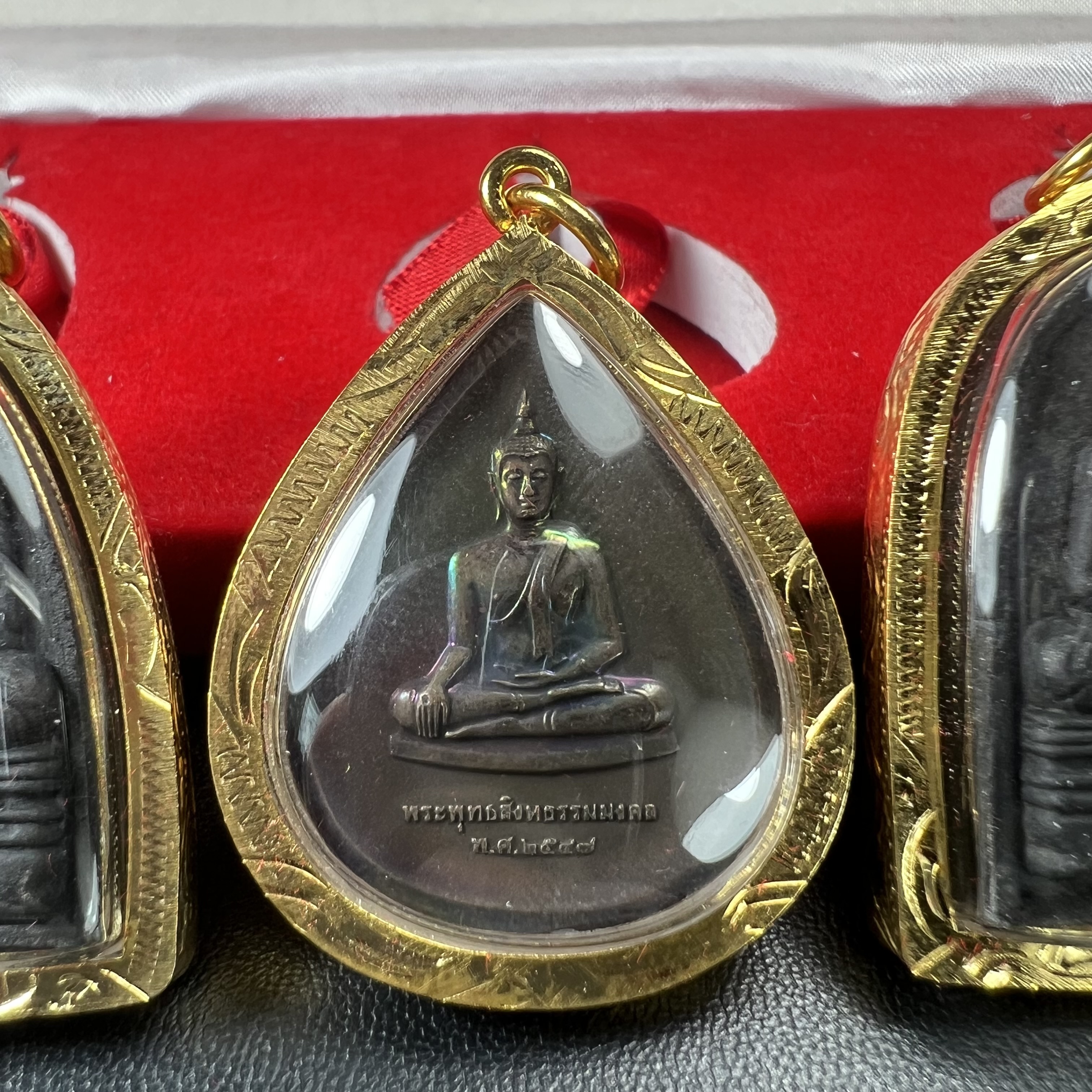 พระชุดของขวัญ 3 องค์ พระหลวงปู่ทวด ภปร. ทรงกลีบบัวและกลีบขนุนพร้อมเหรียญพระพุทธสิงหธรรมมงคล ปี 2547 (ชนวนเก่า)เนื้อว่านด้านหลังมี ภปร. เป็นโลหะผสมสูง 3.3ซม.พิธีใหญ่ มวลสารดี ปลุกเสกวัดพระแก้ว(งานเลี่ยมกรอบเดิมจากผู้จัดสร้างห่อหุ้มด้วยทองนพเกล้า)