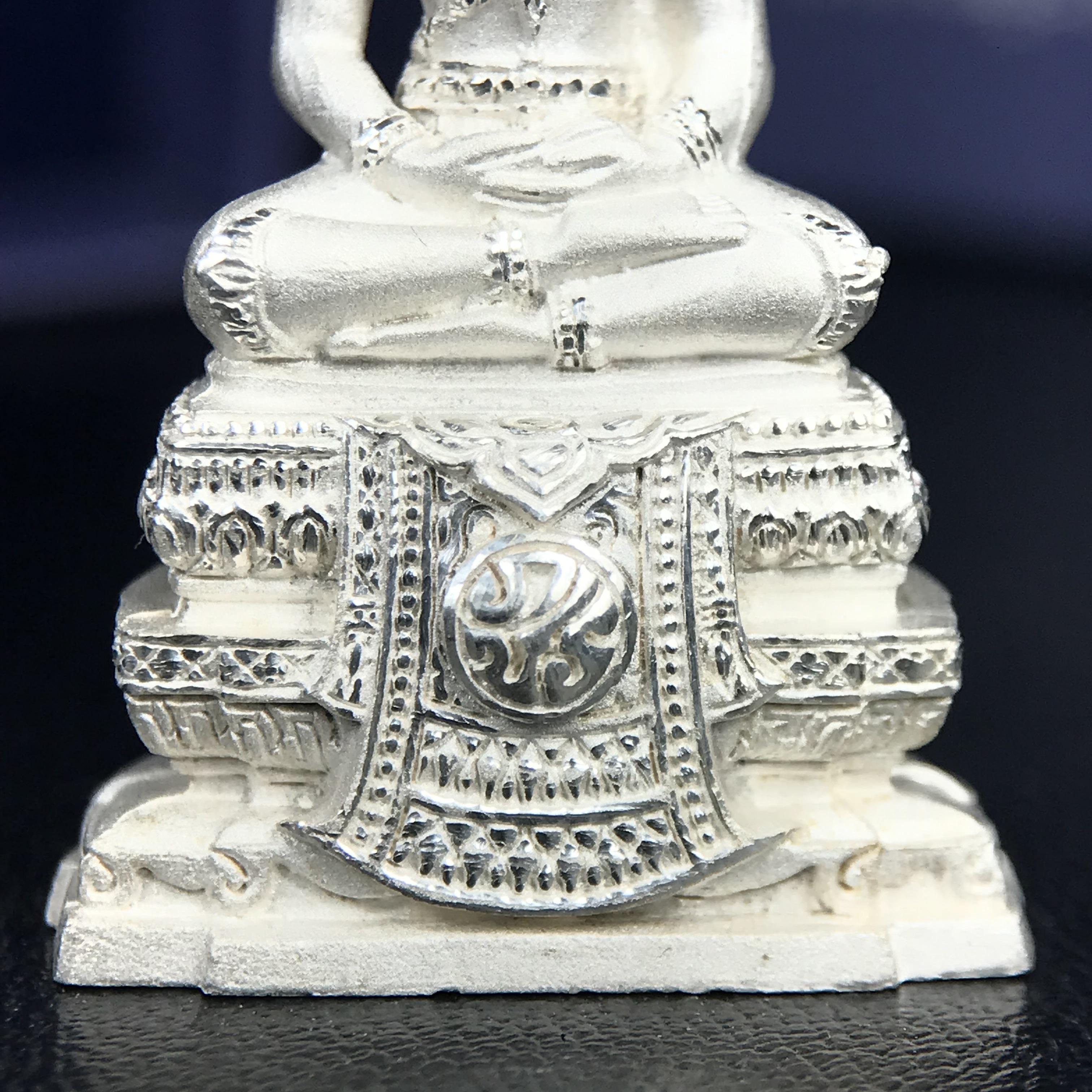 พระแก้วมรกต ภปร. ปี 2547 จัดสร้างโดยโรงพยาบาลภูมิพลอดุลยเดช เนื้อเงิน ลอยองค์ สูง 3.7 ซม. หน้าตัก 1/2 นิ้ว พิธีมหามังคาภิเษก ณ พระอุโบสถวัดพระศรีรัตนศาสดาราม(วัดพระแก้ว) งดงามทรงคุณค่าอีกหนึ่งรุ่นยอดนิยม หายาก(หมายเลขสวย ๑๔๙๙)(1ใน3000องค์)