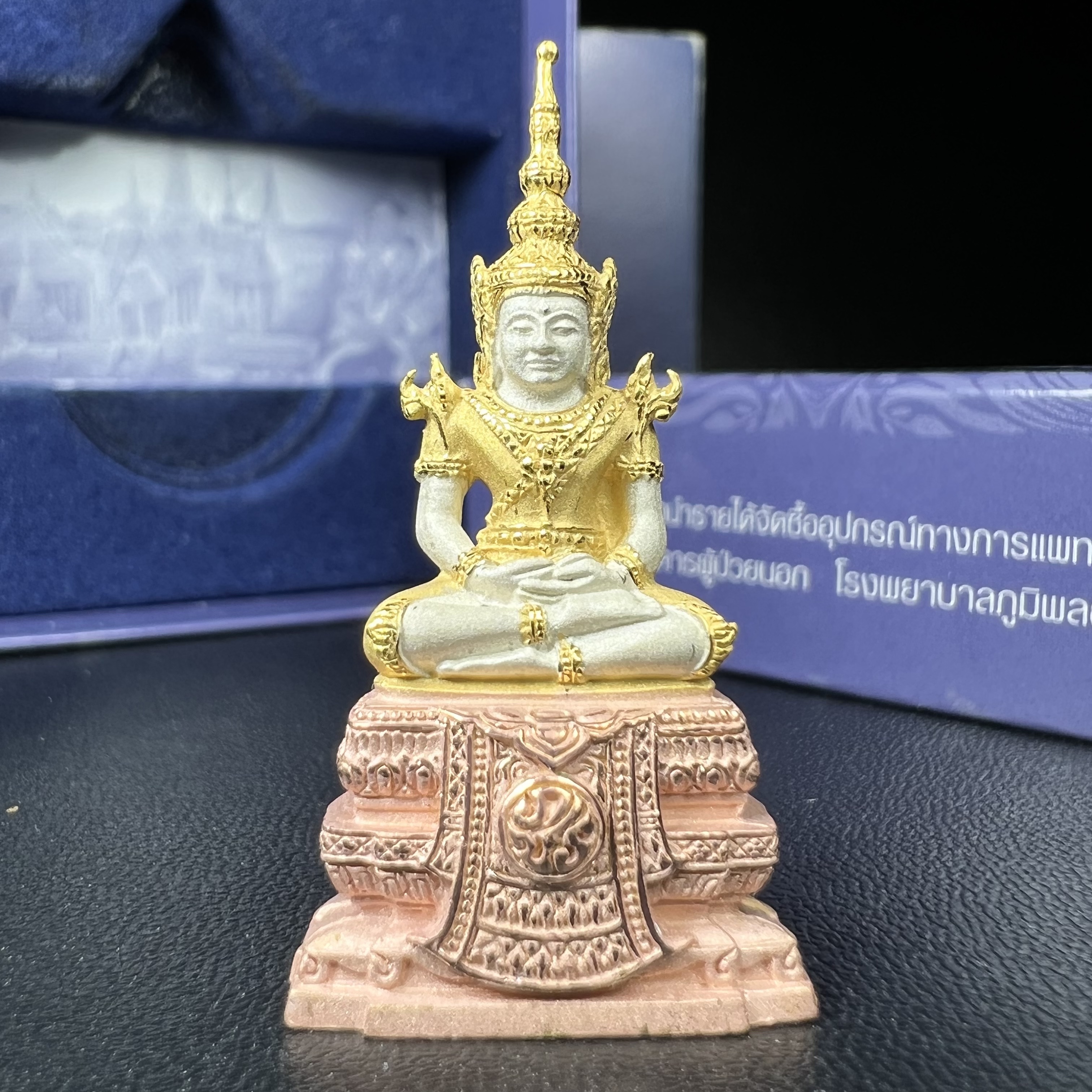 พระแก้วมรกต ภปร. ปี2547 จัดสร้างโดย รพ.ภูมิพลฯ เนื้อเงิน (3 กษัตริย์)ลอยองค์ หน้าตัก 1/2 นิ้ว งดงามทรงคุณค่าอีกหนึ่งรุ่นยอดนิยม หายาก