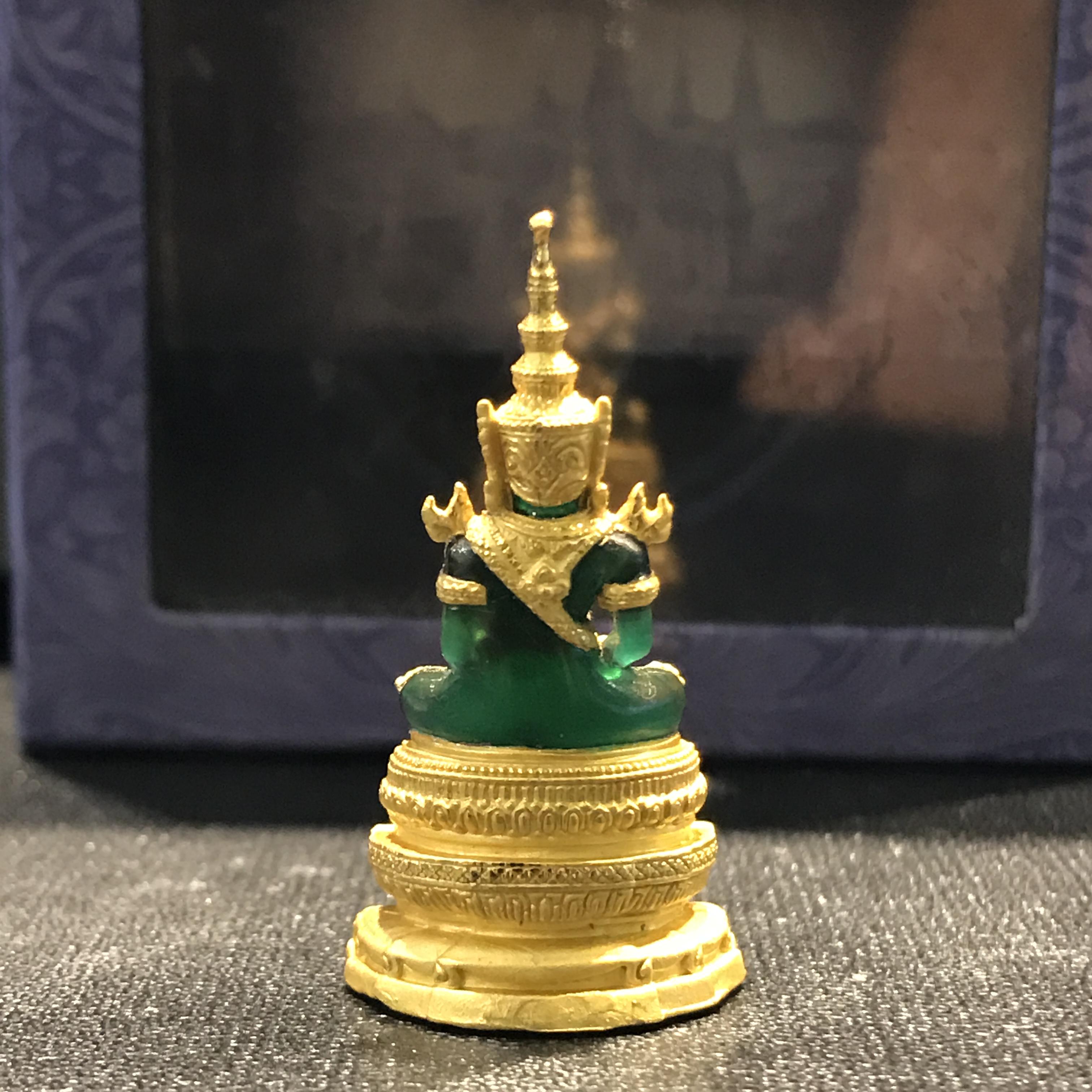 พระแก้วมรกตลอยองค์ ภปร.หน้าตัก 1/2 นิ้ว จัดสร้างโดยรพ.ภูมิพลฯ ปี2547 เนื้อเรซินหุ้มทองคำ