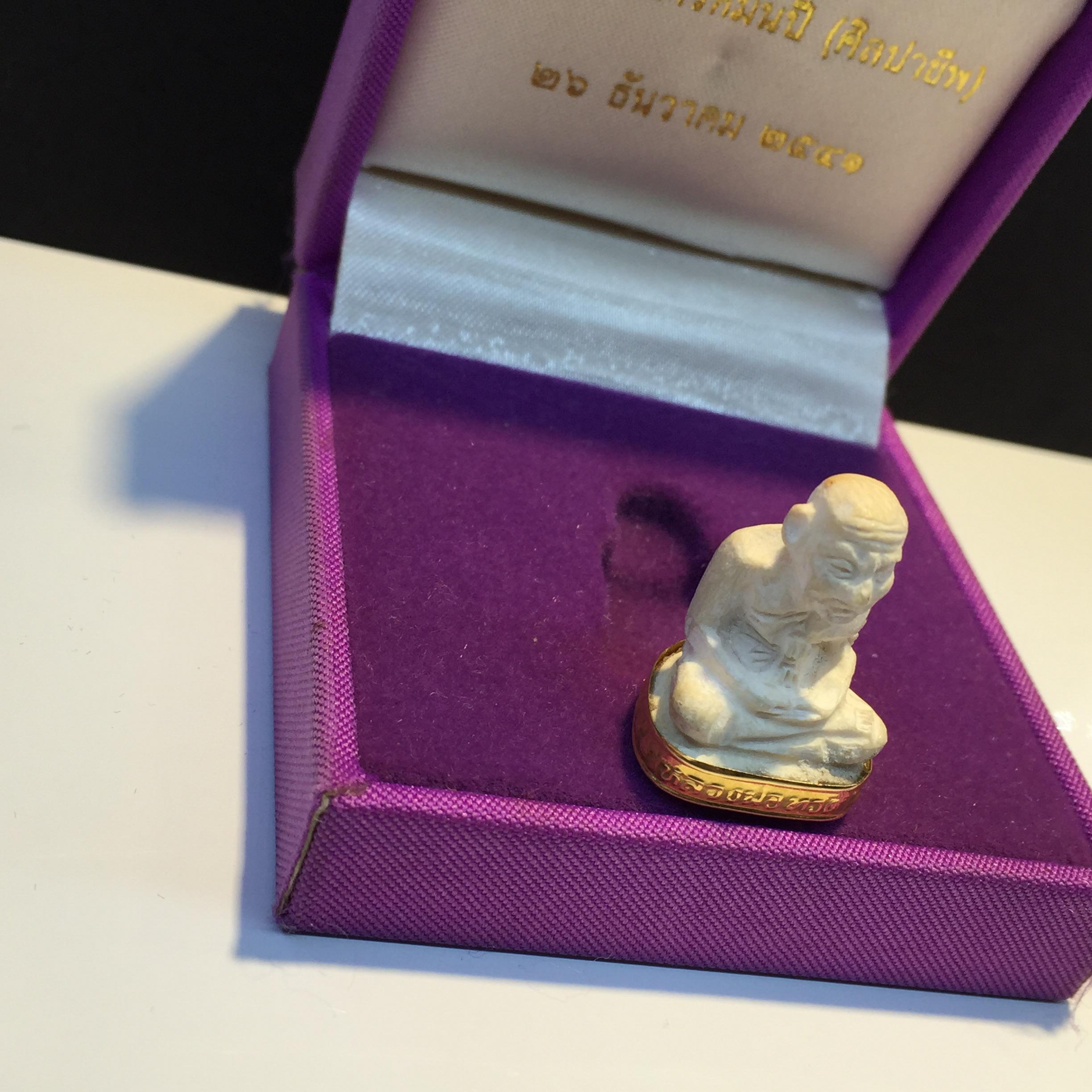 สมเด็จหลวงปู่ทวด รุ่นคชสารหมื่นปี (ศิลปาชีพ) วัดช้างให้ ปี2541(พิมพ์ลอยองค์ฐานทองคำ)นิยม