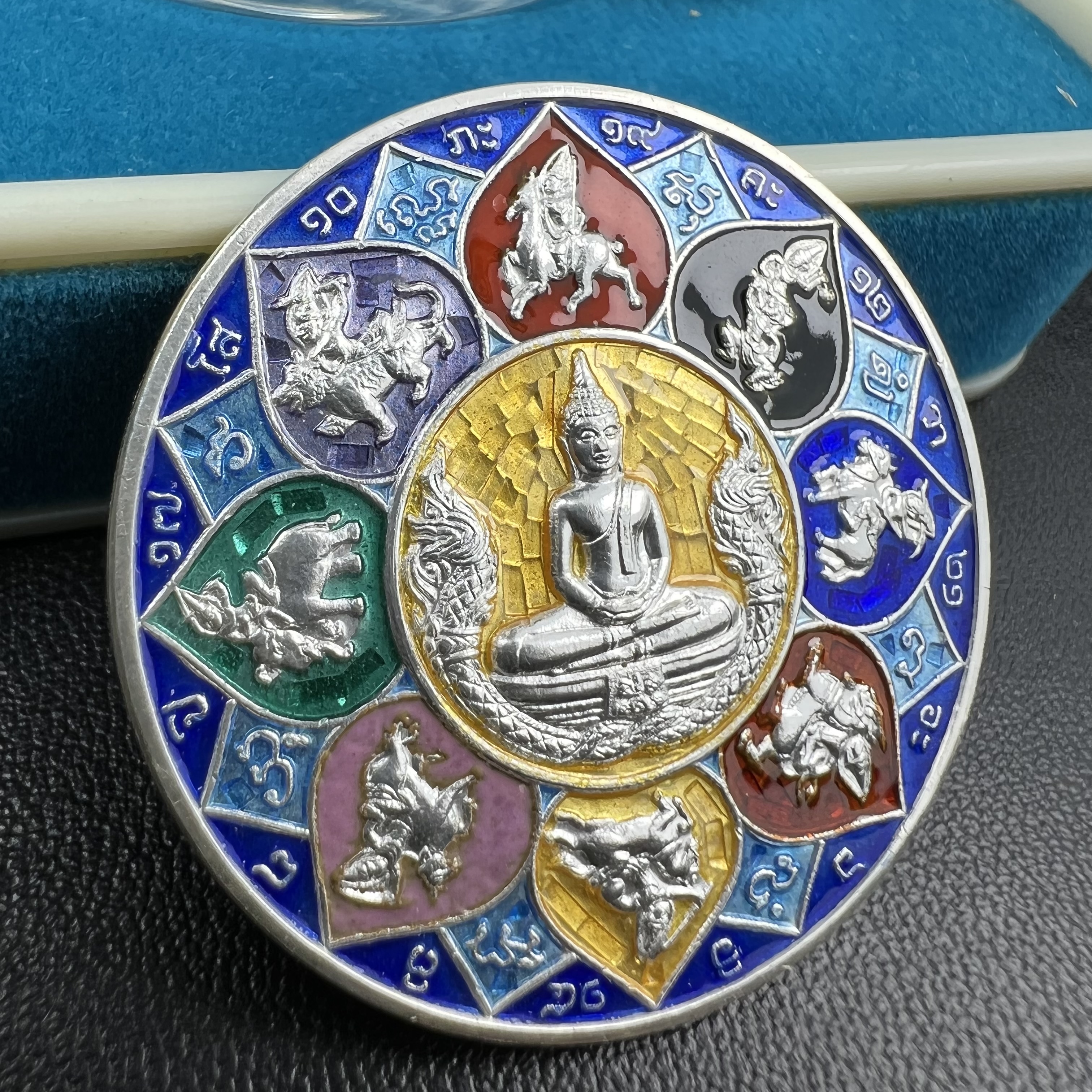 เหรียญหลวงพ่อโสธร รุ่นดวงชะตาคู่ชีวิต พิธีมหาจักรพรรดิตราธิราชครั้งยิ่งใหญ่ พิธีสวดนพเคราะห์เพื่อความเป็นสิริมงคล ปี 2547 ณ พระอุโบสถวัดโสธรวรารามวรวิหาร จ.ฉะเชิงเทรา เนื้อเงินลงยาราชาวดี ขนาด 3.2 ซม.พร้อมกล่องบรรจุเดิมสภาพสวยครบสมบูรณ์