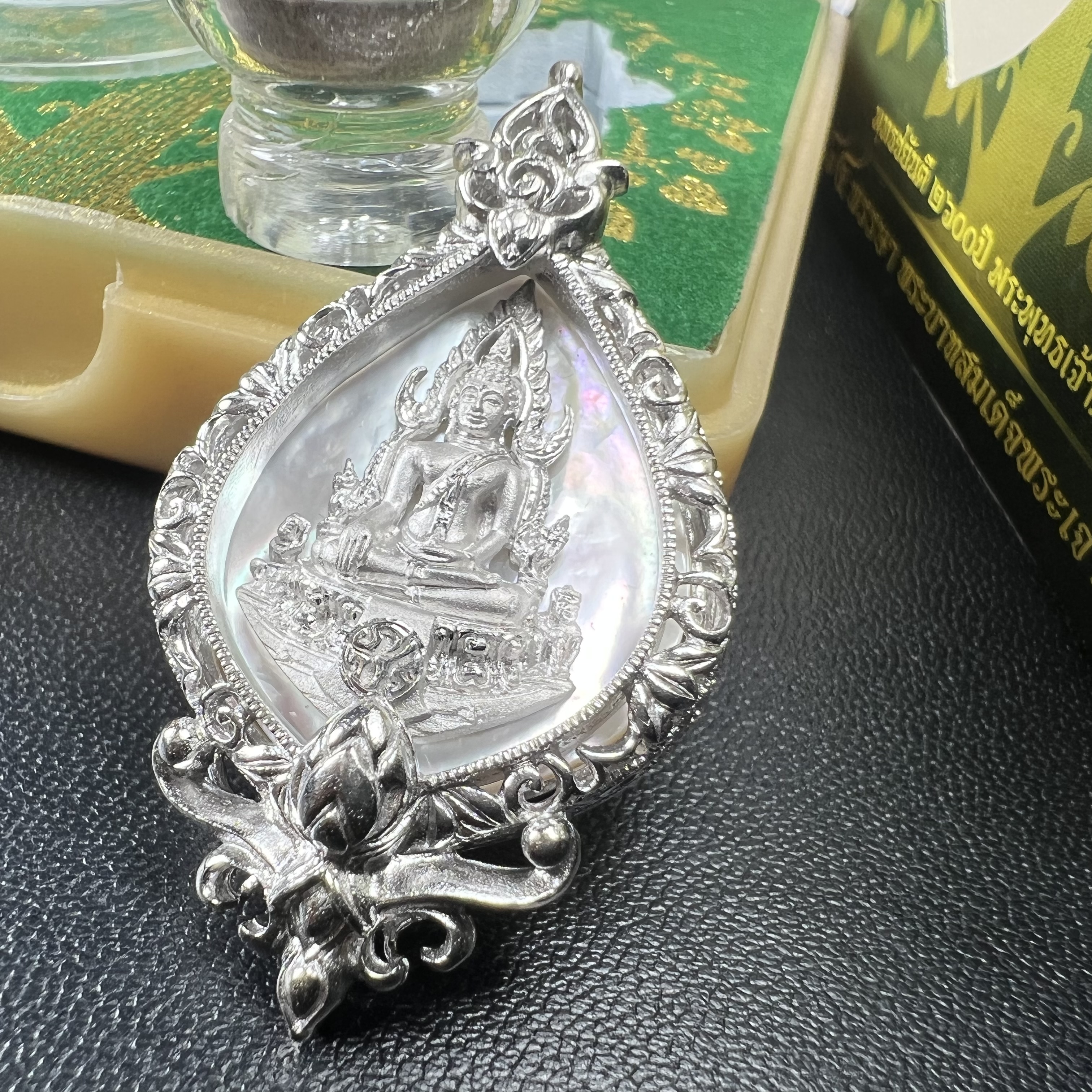 พระพุทธชินราช(จำลอง) ภปร. 84 พรรษา ทรงหยดน้ำ เนื้อเงินชุบทองคำขาว ขนาด 20*36 มม. (พระราชทานมวลสาร จิตรลดาและเส้นพระเจ้า(เส้นผม)รัชกาลที่9)งดงาม ทรงคุณค่า หายาก