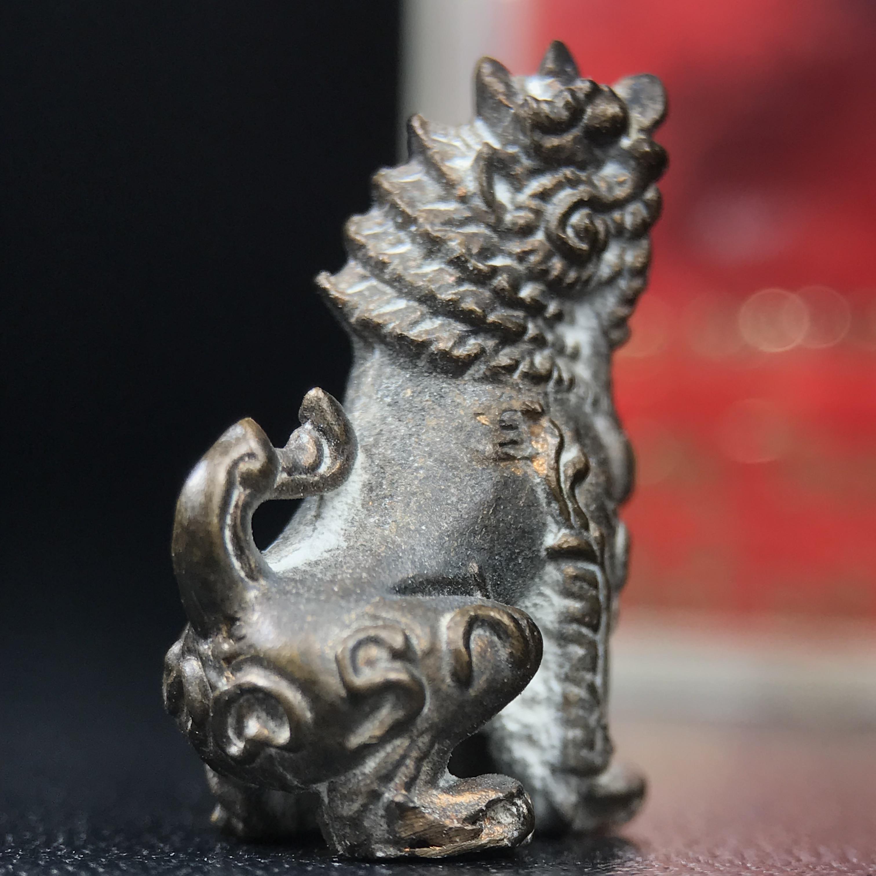 สิงห์เจ้าพ่อดำ วัดบุพพาราม จ.เชียงใหม่ ปี 2518 เนื้อนวโลหะ(ตอก 2 โค๊ต)หายาก(สภาพผิวเดิมสวยเดิมกล่องครบ) สิงห์รุ่นนี้มีพิธีดีมีเกจิอาจารย์ที่ร่วมปลุกเสกมากมาย****เครื่องราง ที่พระบาทสมเด็จพระเจ้าอยุ่รัชกาลที่ ๙ ทรงเสด็จฯประกอบพิธีด้วยพระองค์เอง