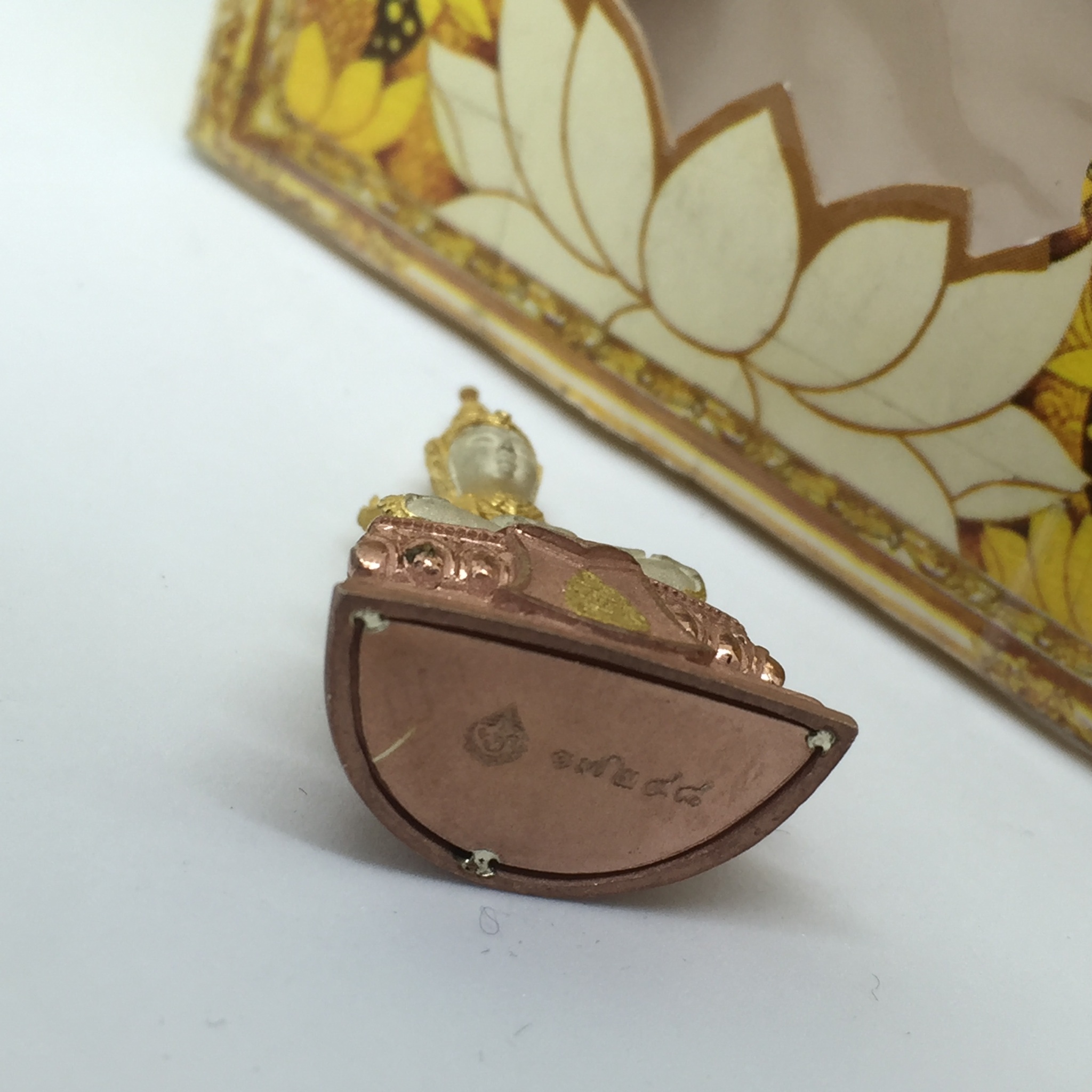 พระแก้วมรกต(จำลอง)ลอยองค์ ขนาดหน้าตัก 1/2 นิ้ว ทรงเครื่องฤดูร้อน เนื้อเงินสามกษัตริย์ ตราสัญลักษณ์ฉลองสิริราชสมบัติ ครบ 60 ปี