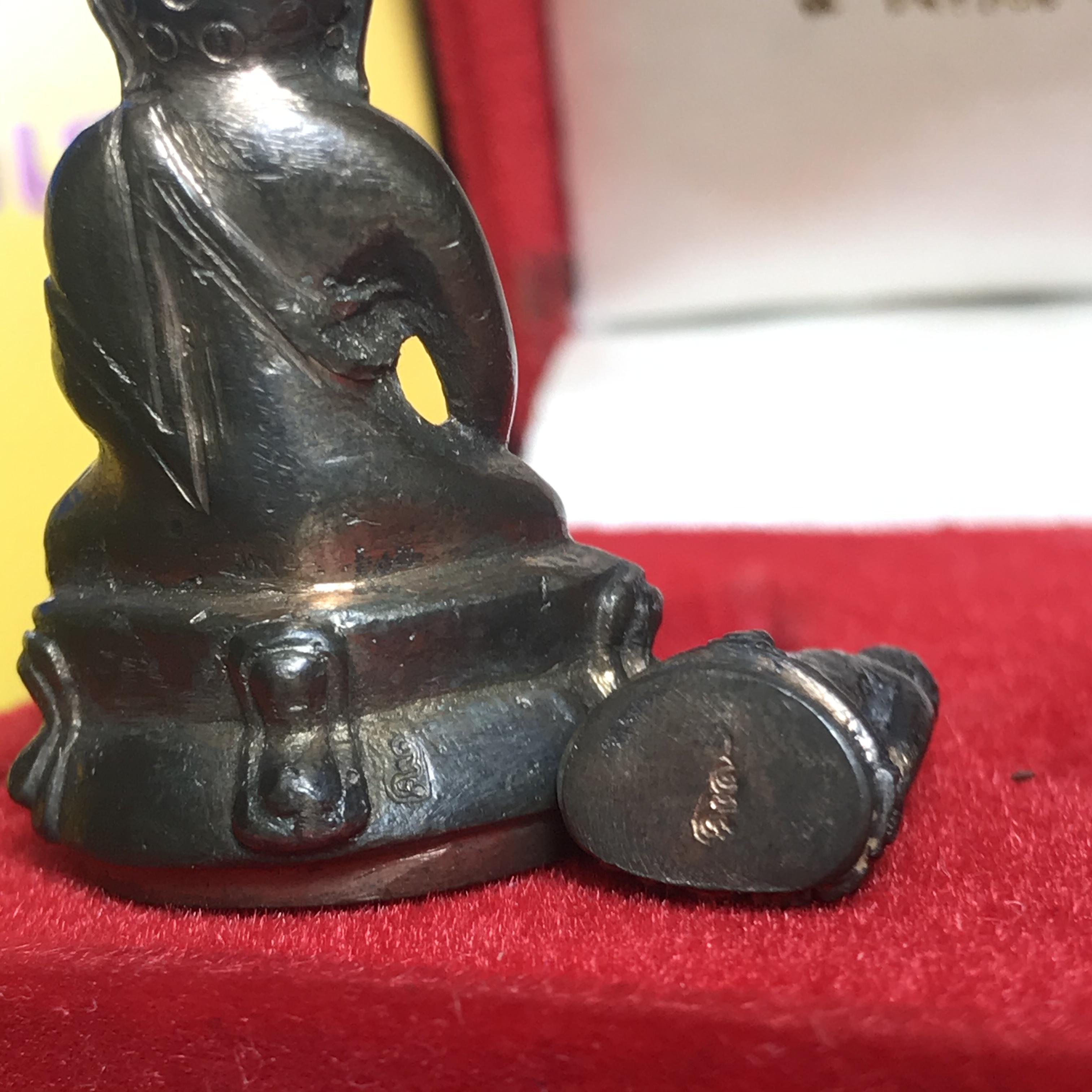 พระกริ่ง-พระชัยวัฒน์ ปวเรศ ปี2530 วัดบวรนิเวศราชวรวิหาร(ในหลวง ร.9 เสด็จเททอง)(บรรจุเส้นเกศาในหลวงรัชกาลที่9)พร้อมสูจิบัตรเดิมตอนจัดสร้าง(สภาพสวยครบสมบูรณ์))