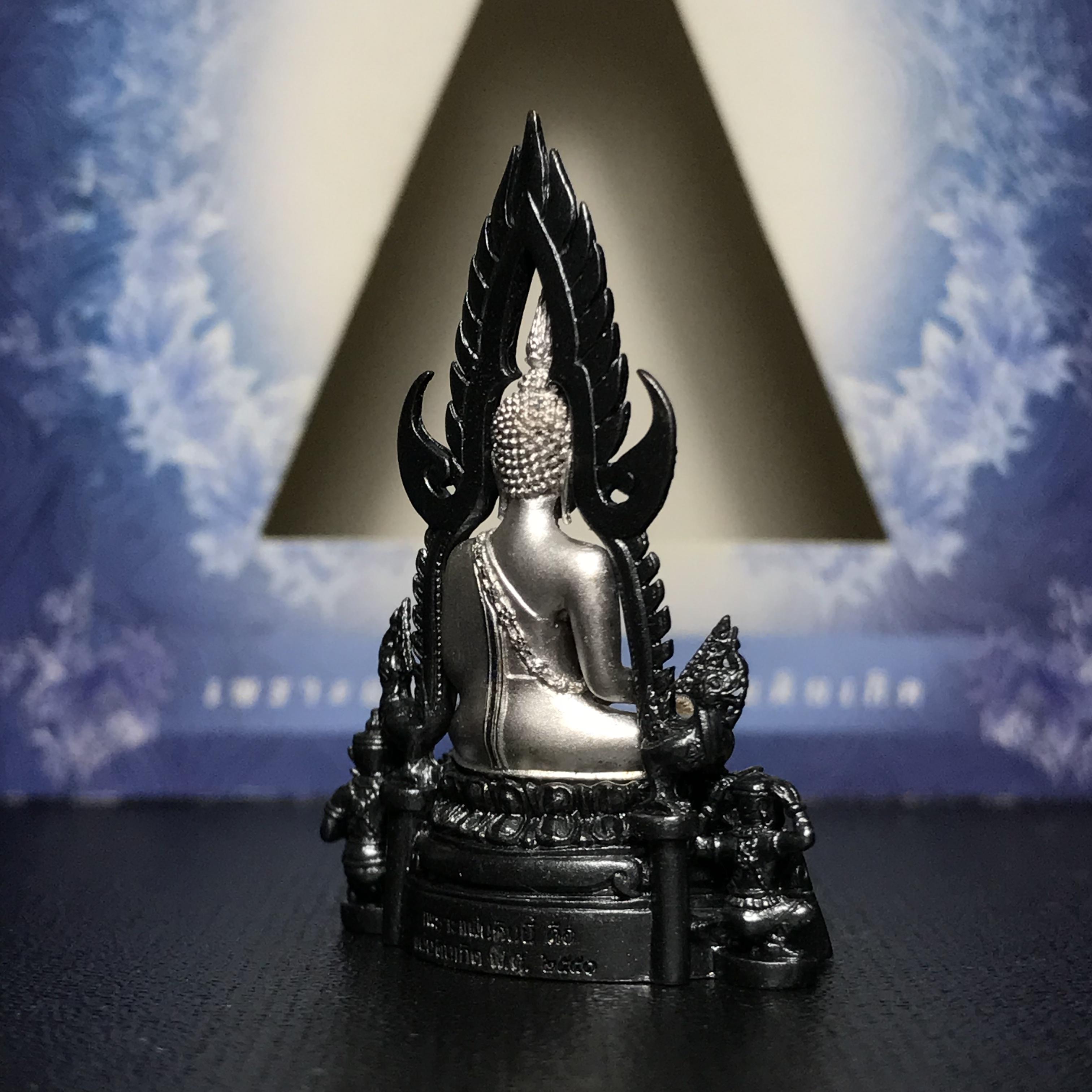 พระพุทธชินราช ภปร. โครงการ เพราะแผ่นดินนี้คือแผ่นดินเกิด เนื้อเงินชุบทองคำขาวซุ้มรมดำ ปี2551 ขนาดหน้าตัก1/2นิ้ว (สวยงามหายาก)1ใน5000องค์