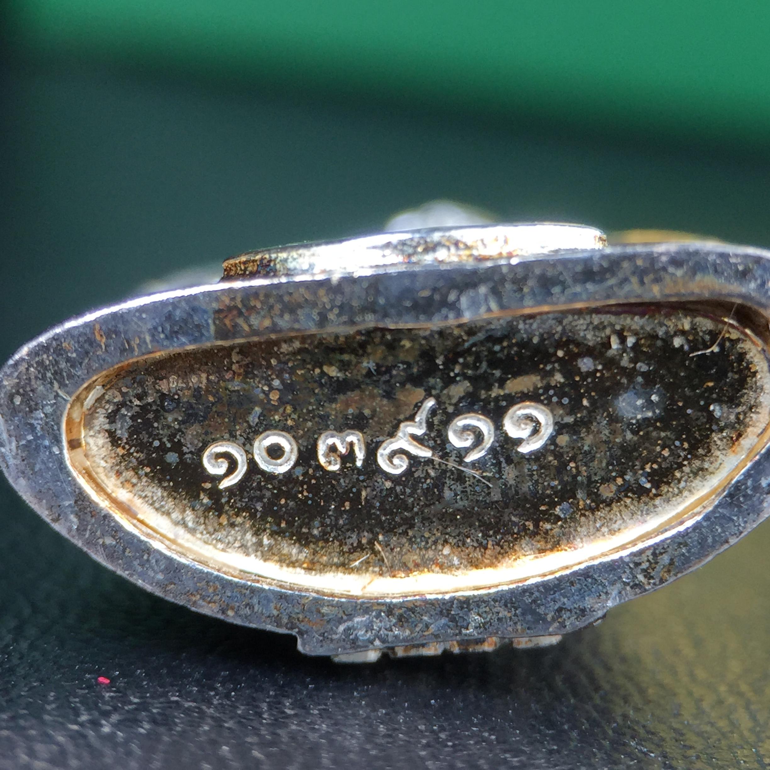 พระพุทธโสธร รุ่น กศก. 120 ปี เนื่องในโอกาสครบ 120 ปี กรมศุลกากร กระทรวงการคลัง จัดสร้าง ปี 2537 เนื้อเงินบริสุทธิ์ 99.9% ผิวขัดเงา(ขึ้นสีรุ้งธรรมชาติสวย)(งานบริษัท แพรนด้า จิวเวลรี่)สวยงดงาม ทรงคุณค่า สีสันที่ธรรมชาติสรรค์สร้าง