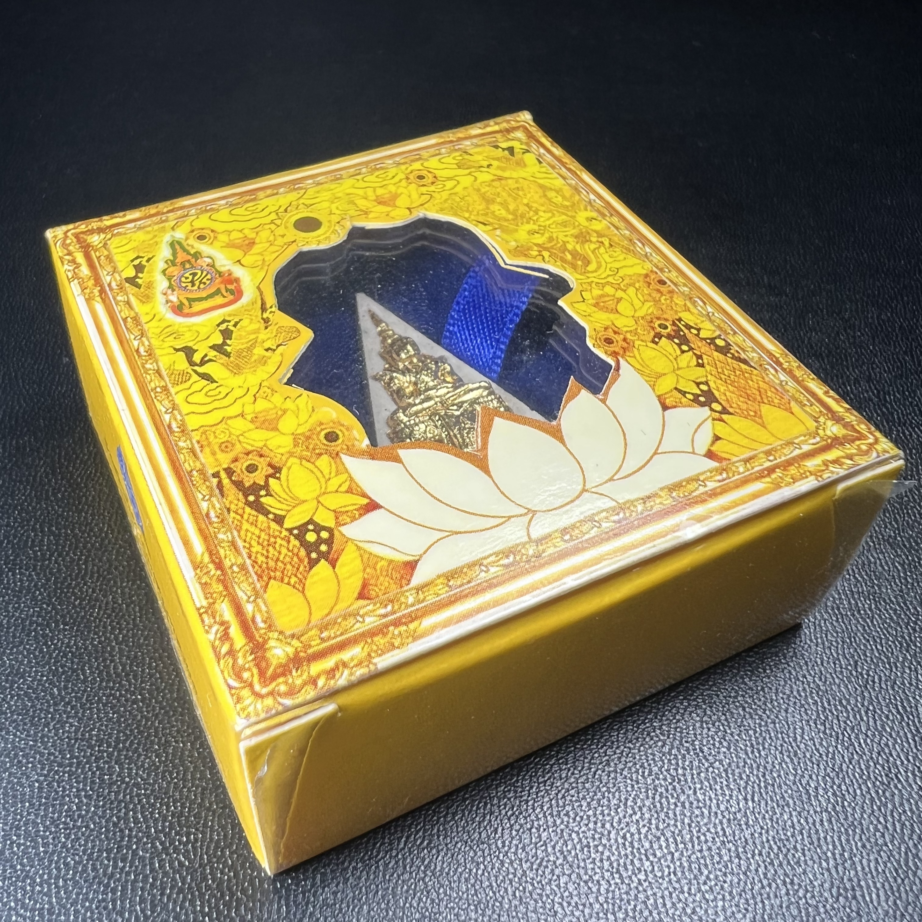 พระแก้วมรกต(จำลอง)ทรงเครื่องฤดูร้อน พระผงบูชา ด้านหน้าปิดทอง ด้านหลังตราฉลองสิริราชสมบัติครบ 60ปี เนื้อเงินขึ้นสีรุ้งธรรมชาติสร้างสรรค์งดงาม(รุ่นนี้ได้พระราชทานเส้นพระเจ้า(เส้นผม)รัชกาลที่9ในการจัดสร้าง)***องค์นี้พิเศษมองเห็นเส้นผมติดอยู่ด้านหลังชัดเจน***