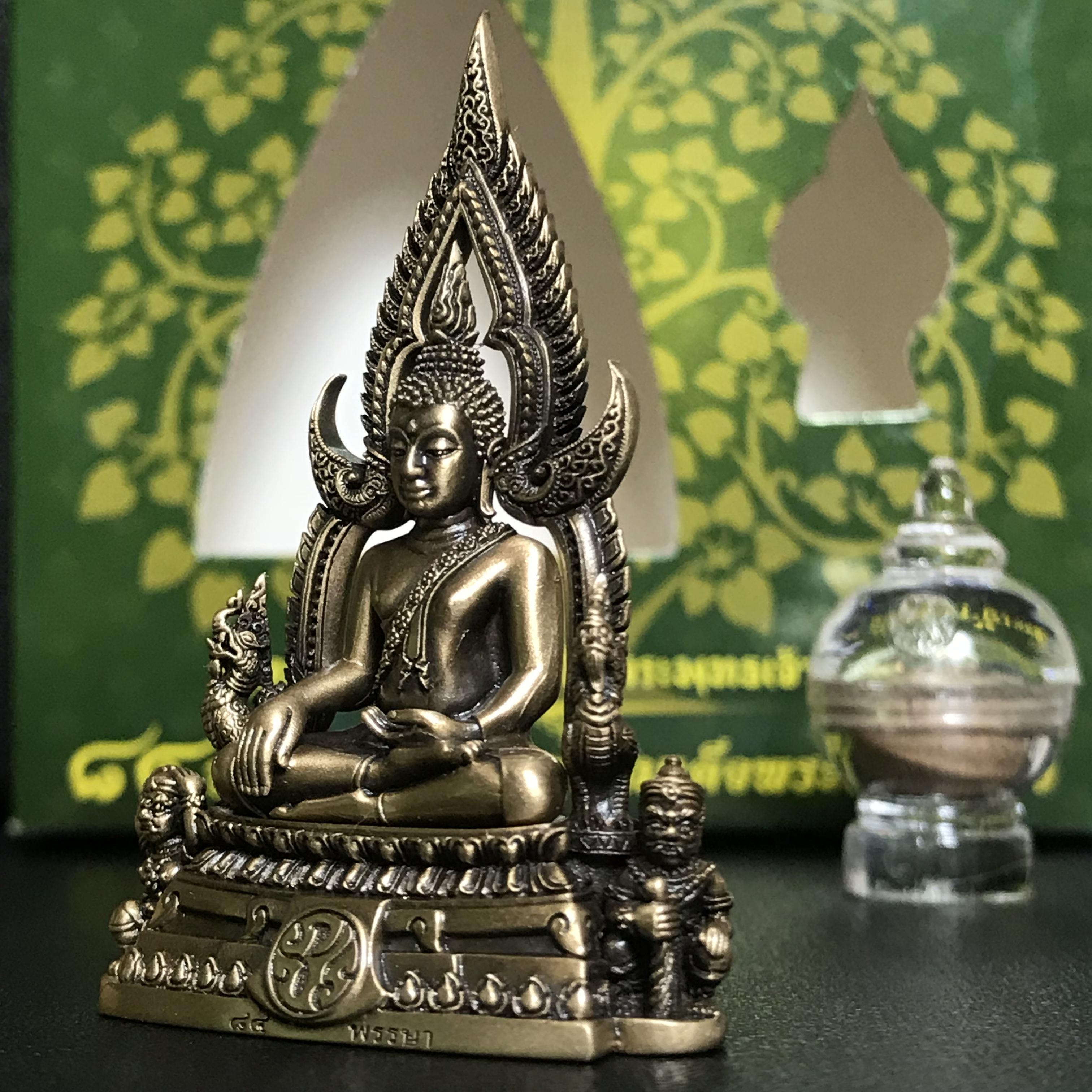 พระพุทธชินราช(จำลอง) ภปร 84 พรรษา เนื้อบรอนซ์รมดำซาติน พิมพ์ใหญ่ขนาดหน้าตัก 3/4 นิ้ว(1ใน5000องค์) )(พระราชทานมวลสาร จิตรลดาและเส้นพระเจ้า(เส้นผม)รัชกาลที่9)