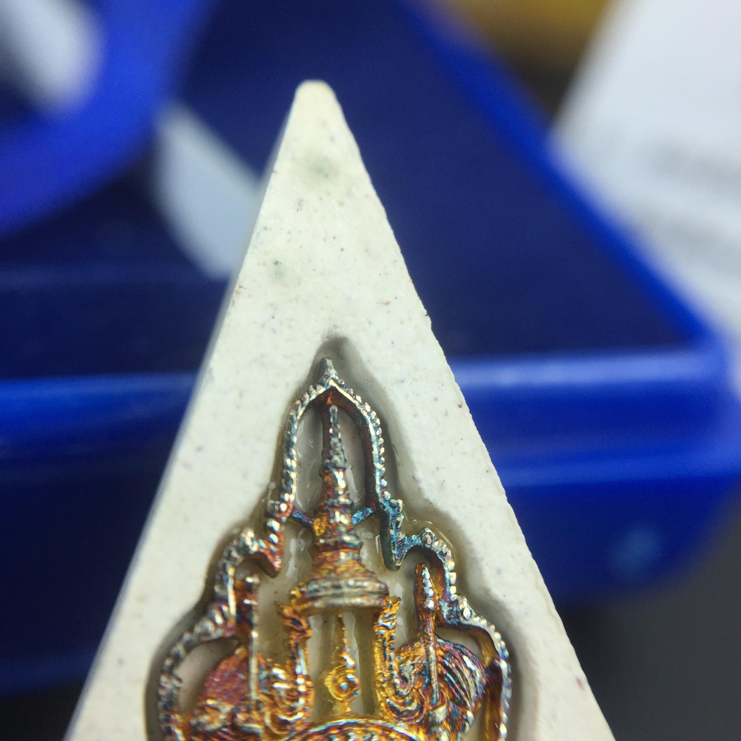 พระแก้วมรกต(จำลอง)ทรงเครื่องฤดูร้อน พระผงบูชา ด้านหน้าปิดทอง ด้านหลังตราสัญลักษณ์ฉลองสิริราชสมบัติครบ 60ปี เนื้อเงินขึ้นสีรุ้งธรรมชาติสร้างสรรค์งดงาม(รุ่นนี้ได้พระราชทานเส้นพระเจ้า(เส้นผม)รัชกาลที่9ในการจัดสร้าง)