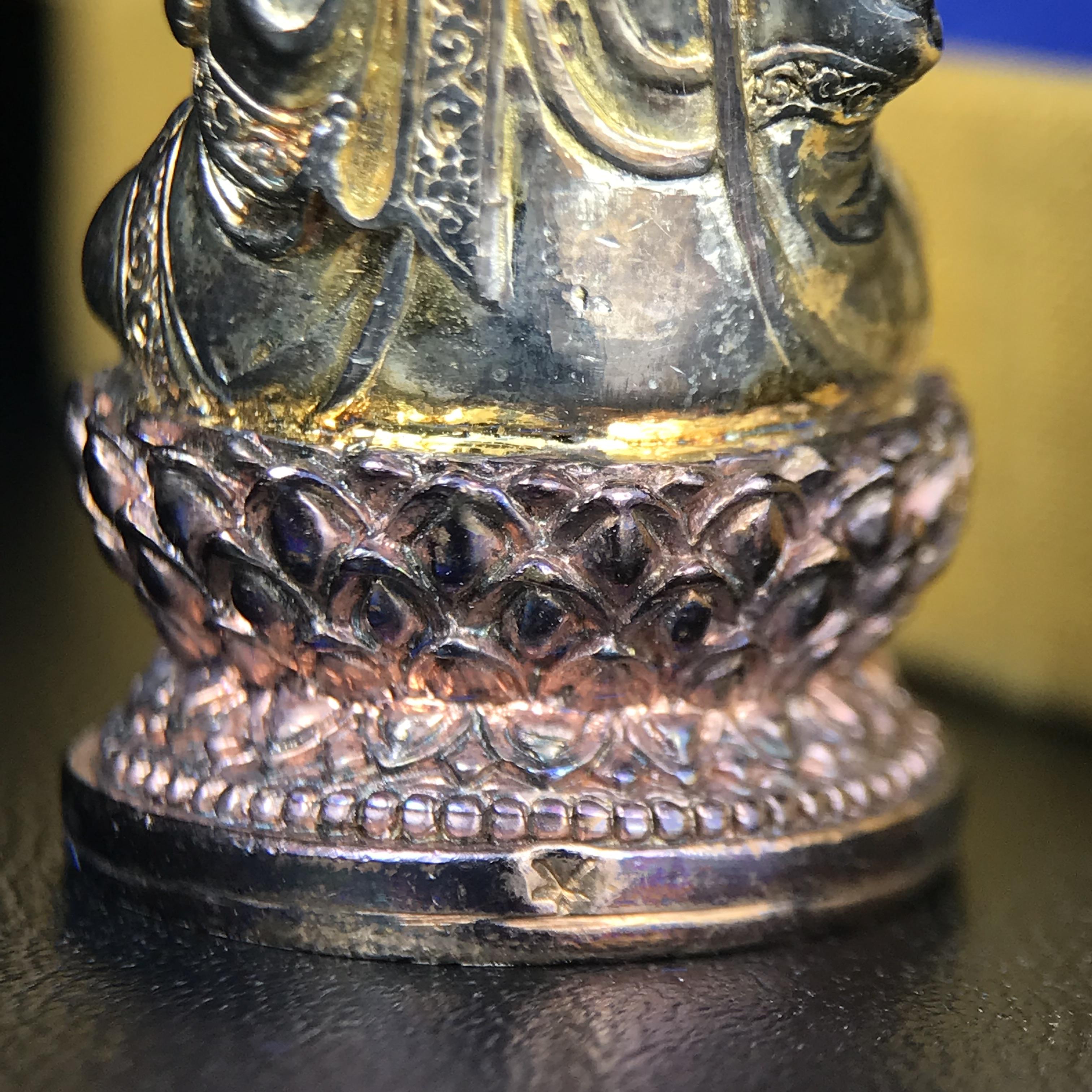 พระกริ่งจีน "ต้าเยิ่นถะ" ชุดกาญจนาภิเษกครองราชย์ 50 ปี วัดบวรนิเวศวิหาร ปี 2538 เนื้อเงินสามกษัตริย์ 99.99% สูง 3.8 ซม. (สภาพผิวสวยเดิมติดรุ้งๆ พิธีใหญ่ พุทธศิลป์งดงาม) สภาพสวยเดิมพร้อมกล่องบรรจุเดิม ***ตอกโค๊ดหมายเลข ๖๒๙๒***