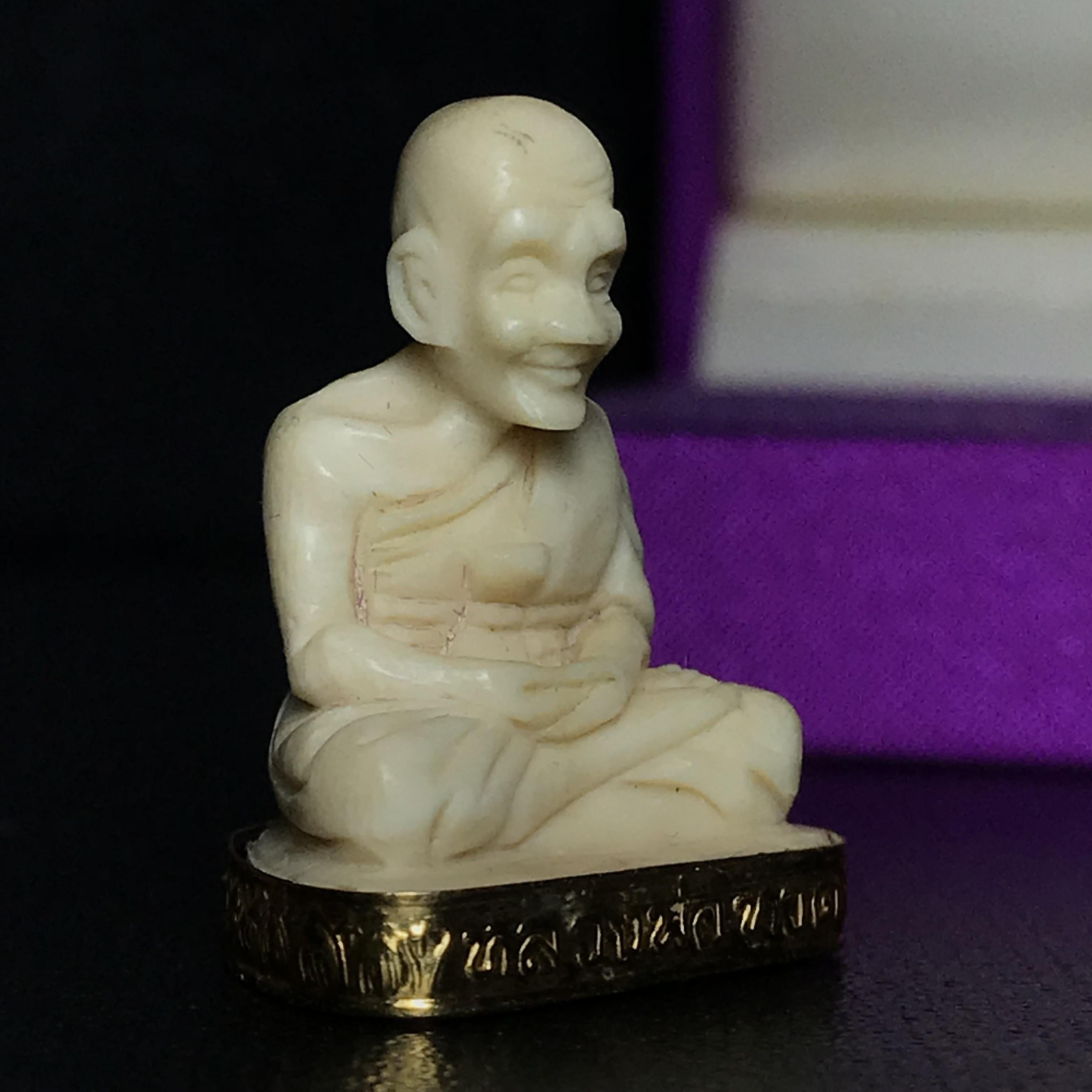 สมเด็จหลวงปู่ทวด รุ่นคชสารหมื่นปี (ศิลปาชีพ) วัดช้างให้ ปี2541(พิมพ์ลอยองค์ฐานทองคำ)