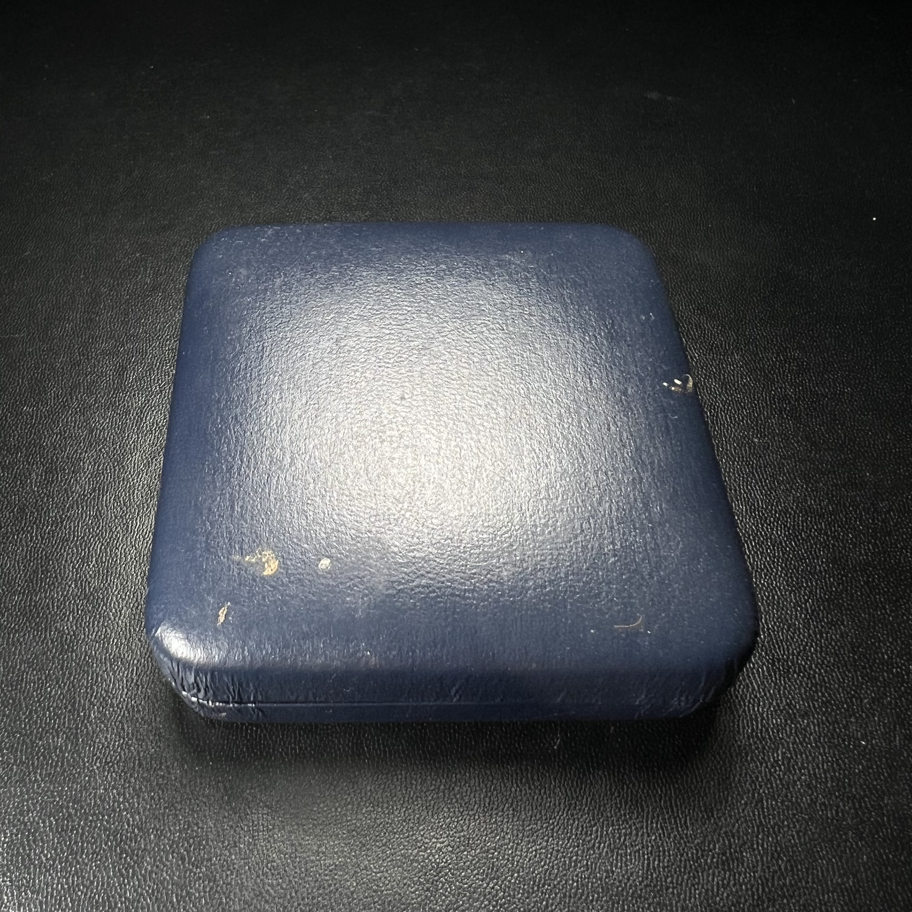 เหรียญพระแก้วมรกต พระพุทธชินราช พระพุทธโสธร รุ่นพุทธบารมี ปี 2540 เนื้อเงินขัดเงา 99.9% พร้อมกล่องบรรจุเดิม พิธีพุทธาภิเษก 2 พิธี มหามงคล (พระพุทธคู่บ้านคู่เมือง รูปแบบเหรียญสวยงดงามมาก พิธีใหญ่ เป็นที่นิยม)สร้างน้อยหายาก 1 ใน 500 เหรียญ