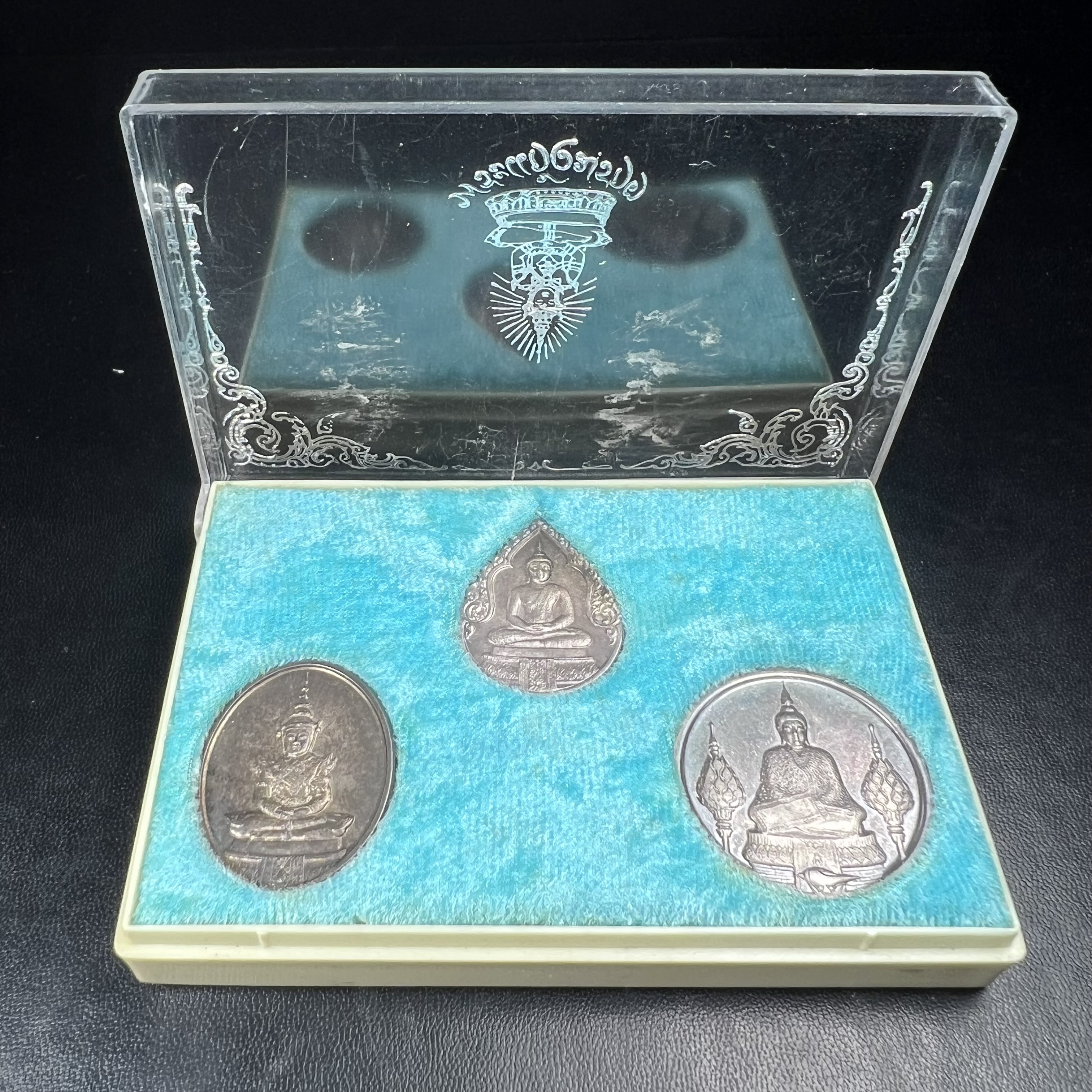 เหรียญพระแก้วมรกตหลัง ภปร. ฉลองกรุงรัตนโกสินทร์ครบ 200 ปี พ.ศ.2525 เนื้อเงิน(ผิวเดิมสวย)กล่องบรรจุเดิมครบ 3พิมพ์ ร้อน ฝน หนาว(บล็อกแรกไม่มีพระราชศรัธานิยม)(ในหลวงรัชกาลที่9 เสด็จในพิธี)พระคู่บ้านคู่เมือง...พระดี...พิธีใหญ่(บล็อกแรกครบชุด ผิวเดิม หายาก)