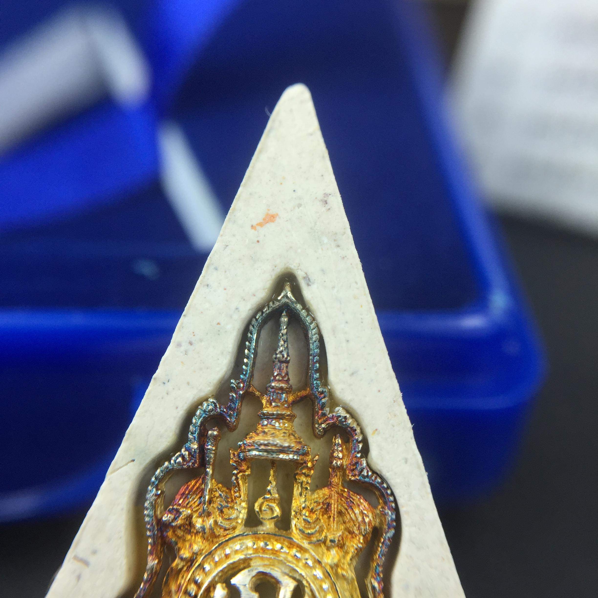 พระแก้วมรกต(จำลอง)ทรงเครื่องฤดูร้อน พระผงบูชา ด้านหน้าปิดทอง ด้านหลังตราฉลองสิริราชสมบัติครบ 60ปี เนื้อเงินขึ้นสีรุ้งธรรมชาติสร้างสรรค์งดงาม(รุ่นนี้ได้พระราชทานเส้นพระเจ้า(เส้นผม)รัชกาลที่9ในการจัดสร้าง)***องค์นี้พิเศษมองเห็นเส้นผมติดอยู่ด้านหลังชัดเจน***