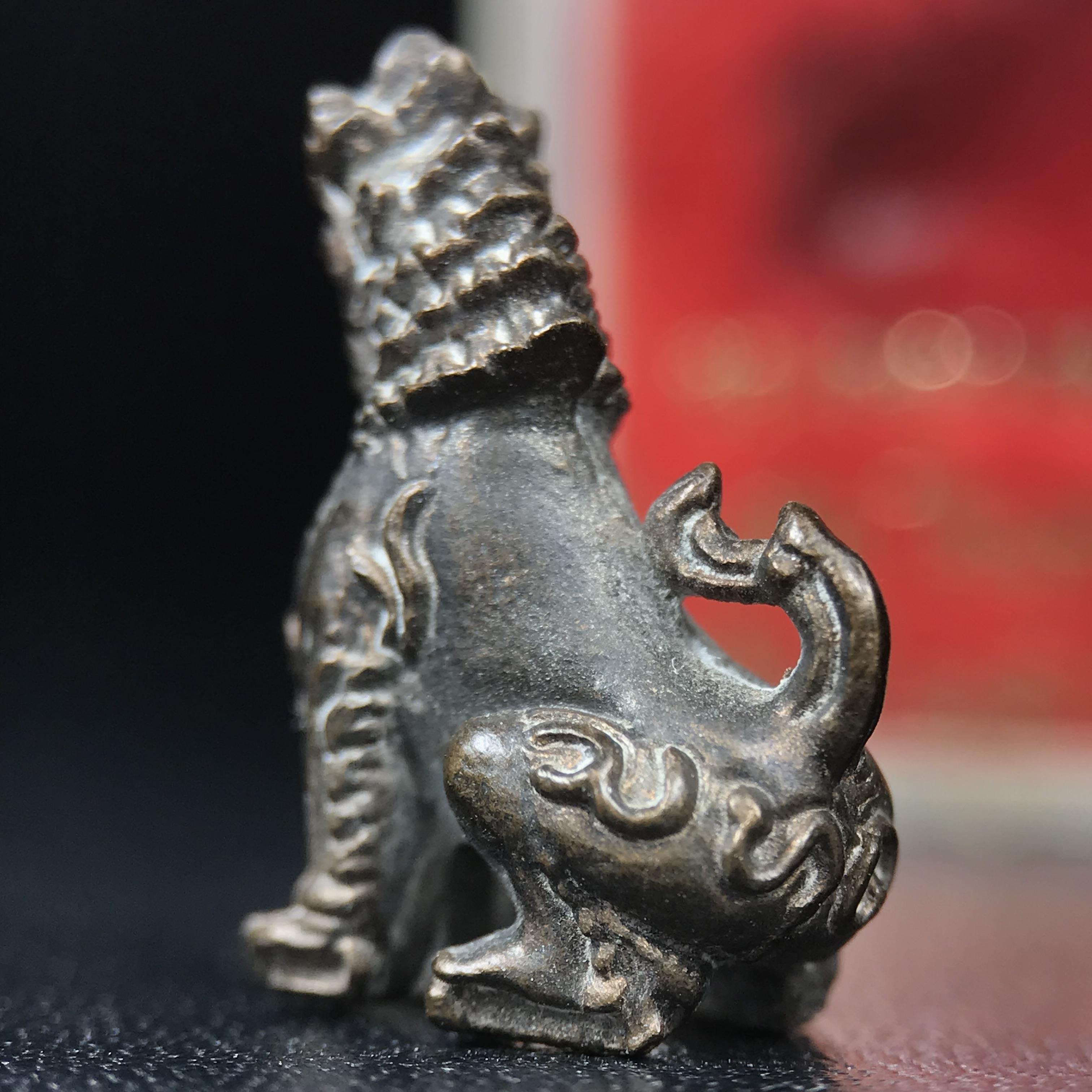 สิงห์เจ้าพ่อดำ วัดบุพพาราม จ.เชียงใหม่ ปี 2518 เนื้อนวโลหะ(ตอก 2 โค๊ต)หายาก(สภาพผิวเดิมสวยเดิมกล่องครบ) สิงห์รุ่นนี้มีพิธีดีมีเกจิอาจารย์ที่ร่วมปลุกเสกมากมาย****เครื่องราง ที่พระบาทสมเด็จพระเจ้าอยุ่รัชกาลที่ ๙ ทรงเสด็จฯประกอบพิธีด้วยพระองค์เอง