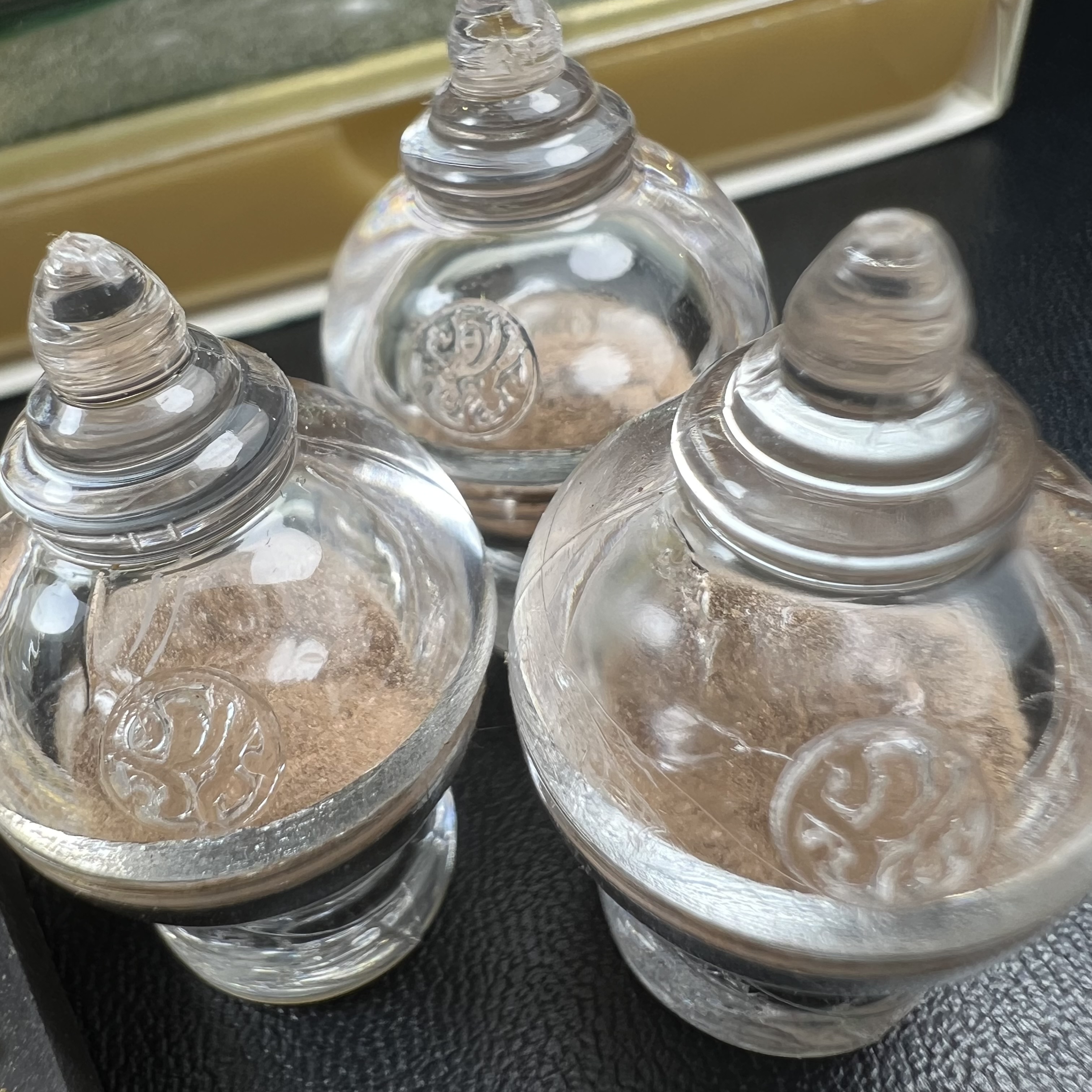 พระพุทธชินราช(จำลอง)ภปร. 84พรรษา เนื้อผงปิดทองด้านหน้า หลัง ภ.ป.ร. เนื้อทองคำ+เนื้อเงินชุบทองคำขาว+เนื้อทองแดง(1ชุด 3องค์)(พระราชทานมวลสาร จิตรลดาและเส้นพระเจ้า(เส้นผม)ในหลวงรัชกาลที่9)พุทธศิลป์ทรงคุณค่าอีกหนึ่งรุ่นยอดนิยม