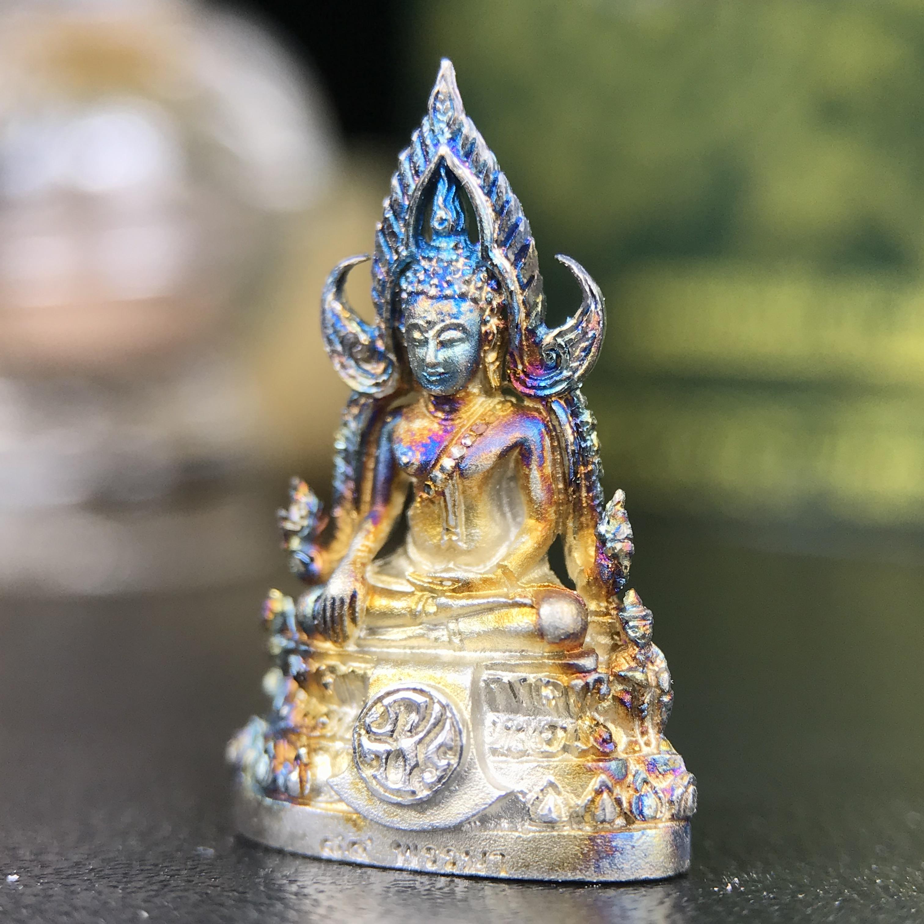 พระพุทธชินราช ภปร. 84 พรรษา พิมพ์เล็กขนาดหน้าตัก 1/4 นิ้ว(สูง 2.0 ซม.)เนื้อเงินชุบทองคำขาว (สภาพผิวเดิมสวย ขึ้นสีรุ้งธรรมชาติ แบบนิยม สวยมาก)(พระราชทานมวลสาร จิตรลดาและเส้นพระเจ้า(เส้นผม))พุทธศิลป์ทรงคุณค่าอีกหนึ่งรุ่นยอดนิยม