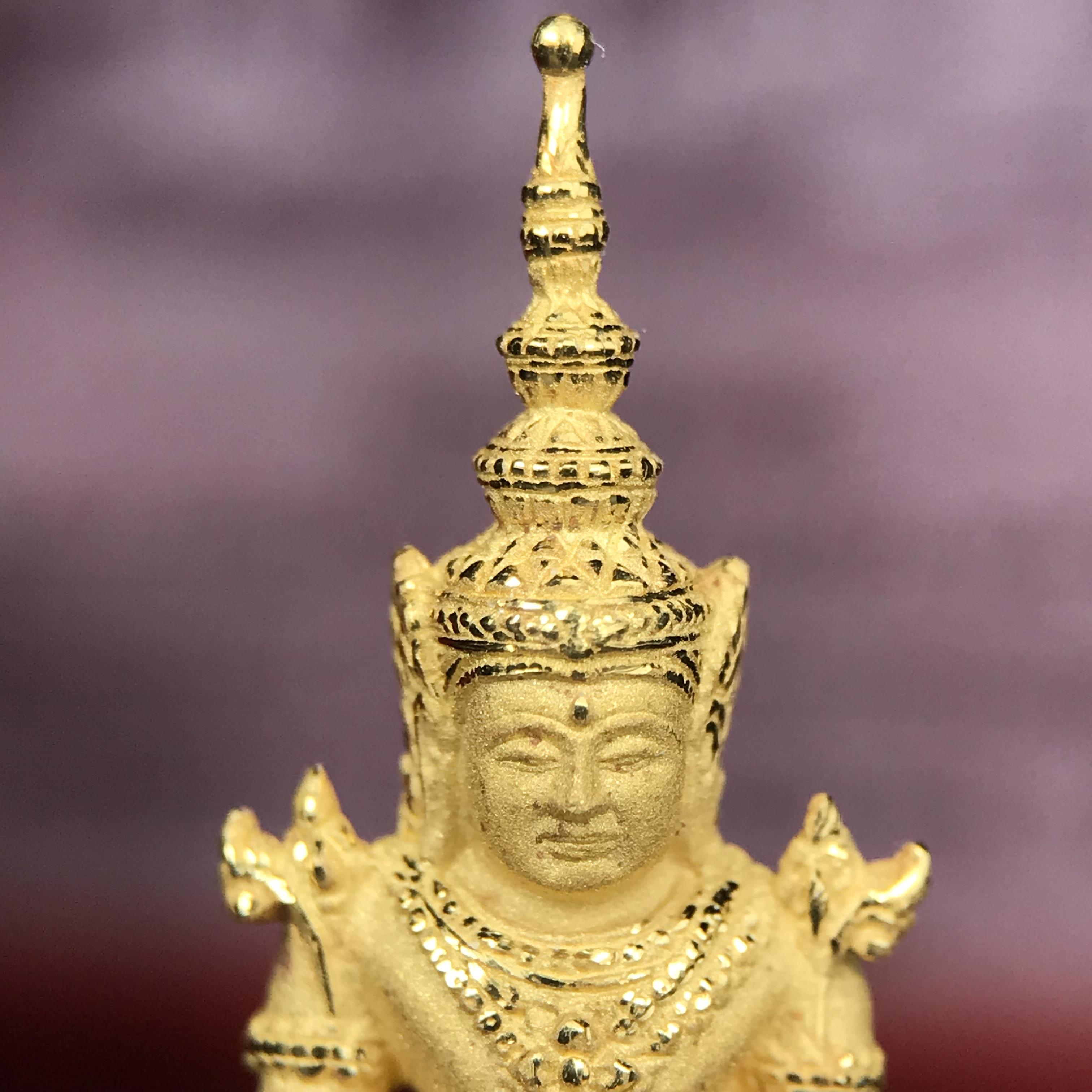 พระแก้วมรกต ภปร.(รุ่นแรก) ปี2545 รุ่นฉลองกรุงรัตนโกสินทร์ครบ 220 ปี พิมพ์ลอยองค์ใหญ่ เนื้อทองคำบริสุทธิ์ 96.5%(15.2 กรัม) ขนาด 19*35 มม.ครบสมบูรณ์(องค์หมายเลข ๓๓)(เลขคู่สวย)สุดยอดมงคลแผ่นดินที่ควรเก็บรักษา บูชาเป็นมงคลชีวิต(สวยงามและหายากมาก)(1ใน1000องค์)