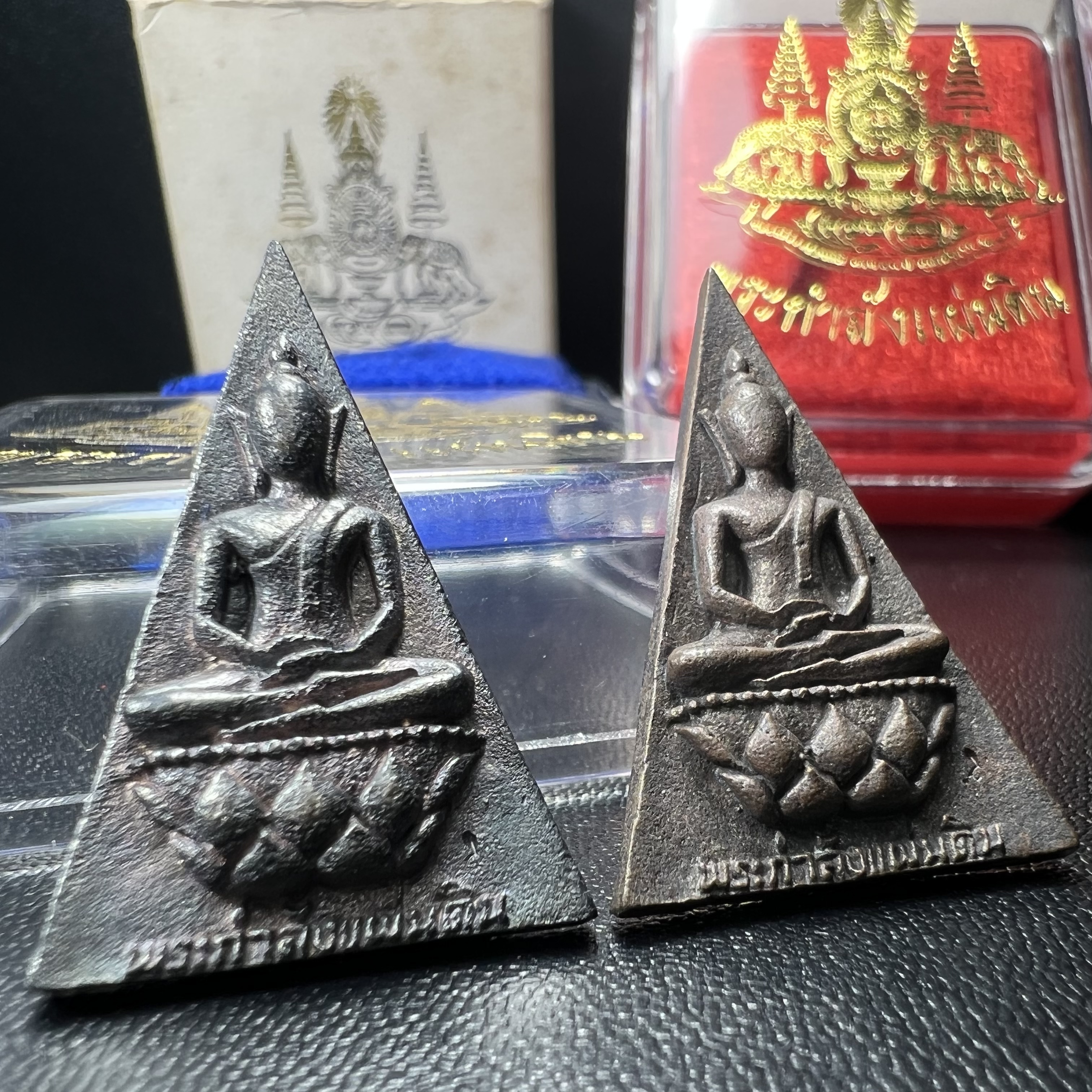 พระกำลังแผ่นดิน (สมเด็จจิตรลดา2) จัดสร้างเฉลิมพระเกียรติ ร.9 ครองราชย์ 50 ปี 2539 เนื้อเงิน(ผิวเดิมกลับดำ รุ้งๆสวย)+เนื้อนวโลหะ(สร้างน้อยหายาก)พร้อมกล่องบรรจุเดิมครบสมบูรณ์(1ใน2539องค์)