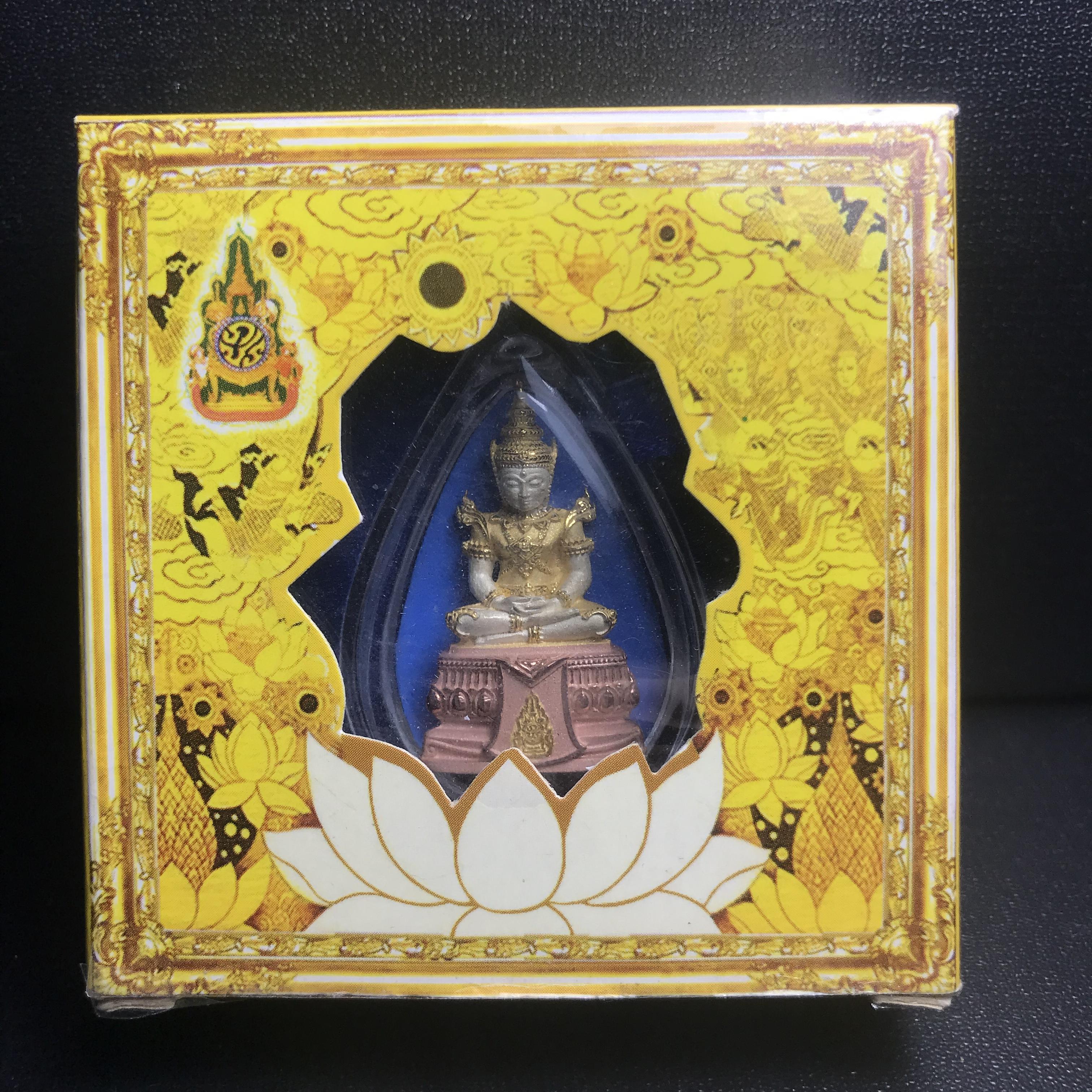 พระแก้วมรกต(จำลอง)ลอยองค์ ขนาดหน้าตัก 1/2 นิ้ว ทรงเครื่องฤดูร้อน เนื้อเงินสามกษัตริย์ ตราสัญลักษณ์ฉลองสิริราชสมบัติ ครบ 60 ปี พ.ศ.2549(สภาพสวย ครบ สมบูรณ์))