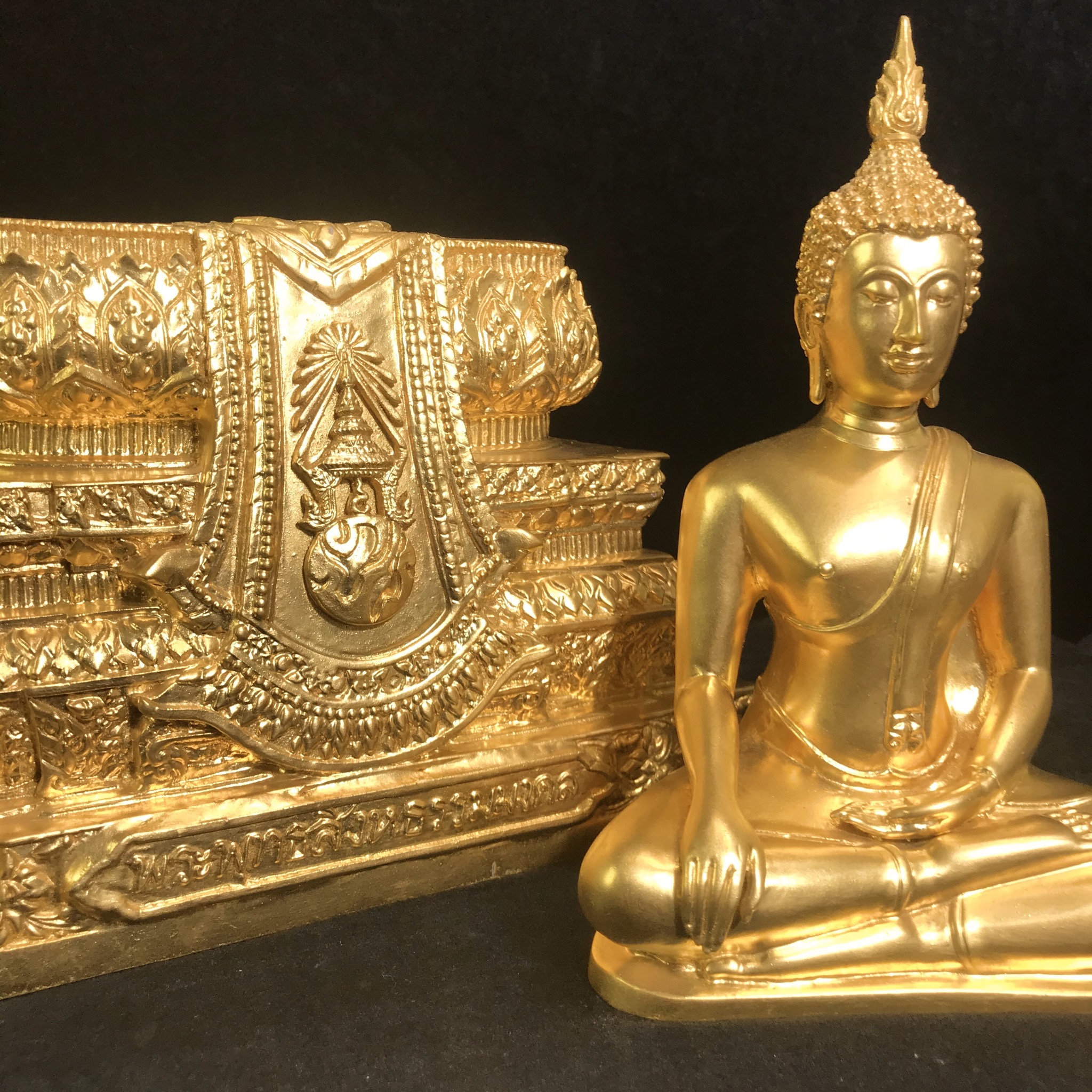 พระพุทธสิงหธรรมมงคล ภปร. รุ่นแรก พุทธสมาคมแห่งประเทศไทย ในพระบรมราชูปถัมภ์ จัดสร้าง ปี2547 เนื้อโลหะผสมปิดทอง หน้าตัก 5 นิ้ว(1 ใน 1999 องค์)