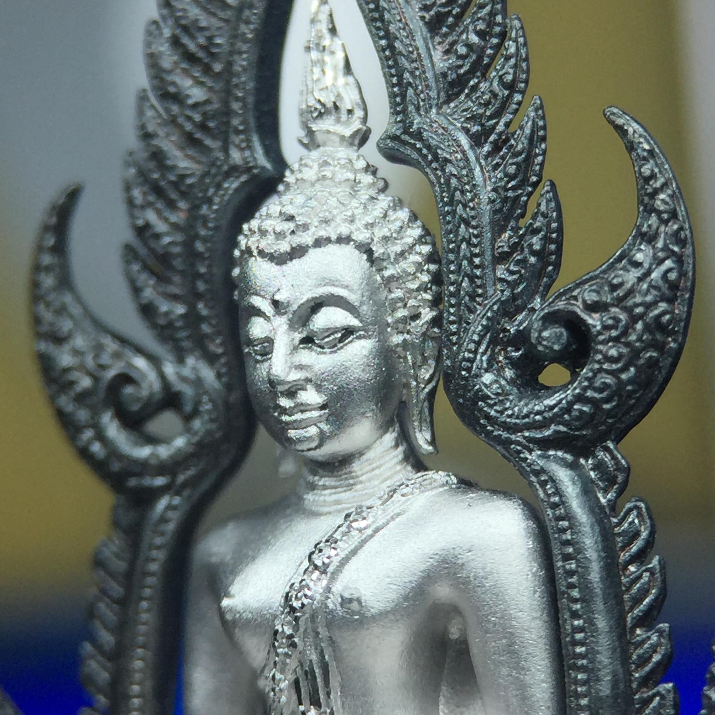 พระพุทธชินราช ภปร. โครงการ เพราะแผ่นดินนี้คือแผ่นดินเกิด เนื้อเงินชุบทองคำขาวซุ้มรมดำ ปี2551 ขนาดหน้าตัก1/2นิ้ว(3.5*2.5 ซม.) (สวยงามหายาก)1ใน 5000 องค์