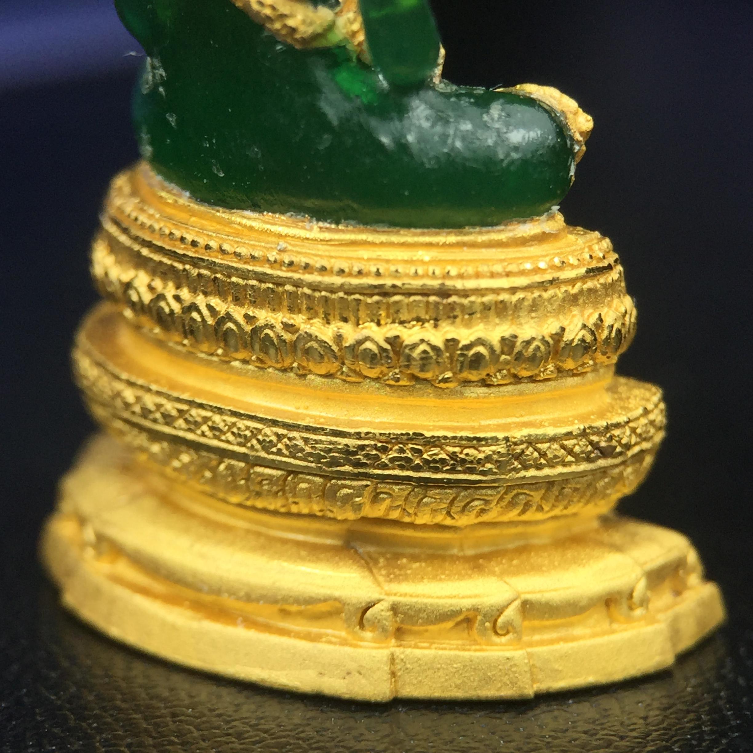 พระแก้วมรกต ภปร. จัดสร้างโดย รพ.ภูมิพลฯ ปี2547 ลอยองค์ขนาดหน้าตัก 1/2 นิ้ว เนื้อเรซิ่นหุ้มทองคำ99.99 งดงามทรงคุณค่าอีกหนึ่งรุ่นยอดนิยม หายาก