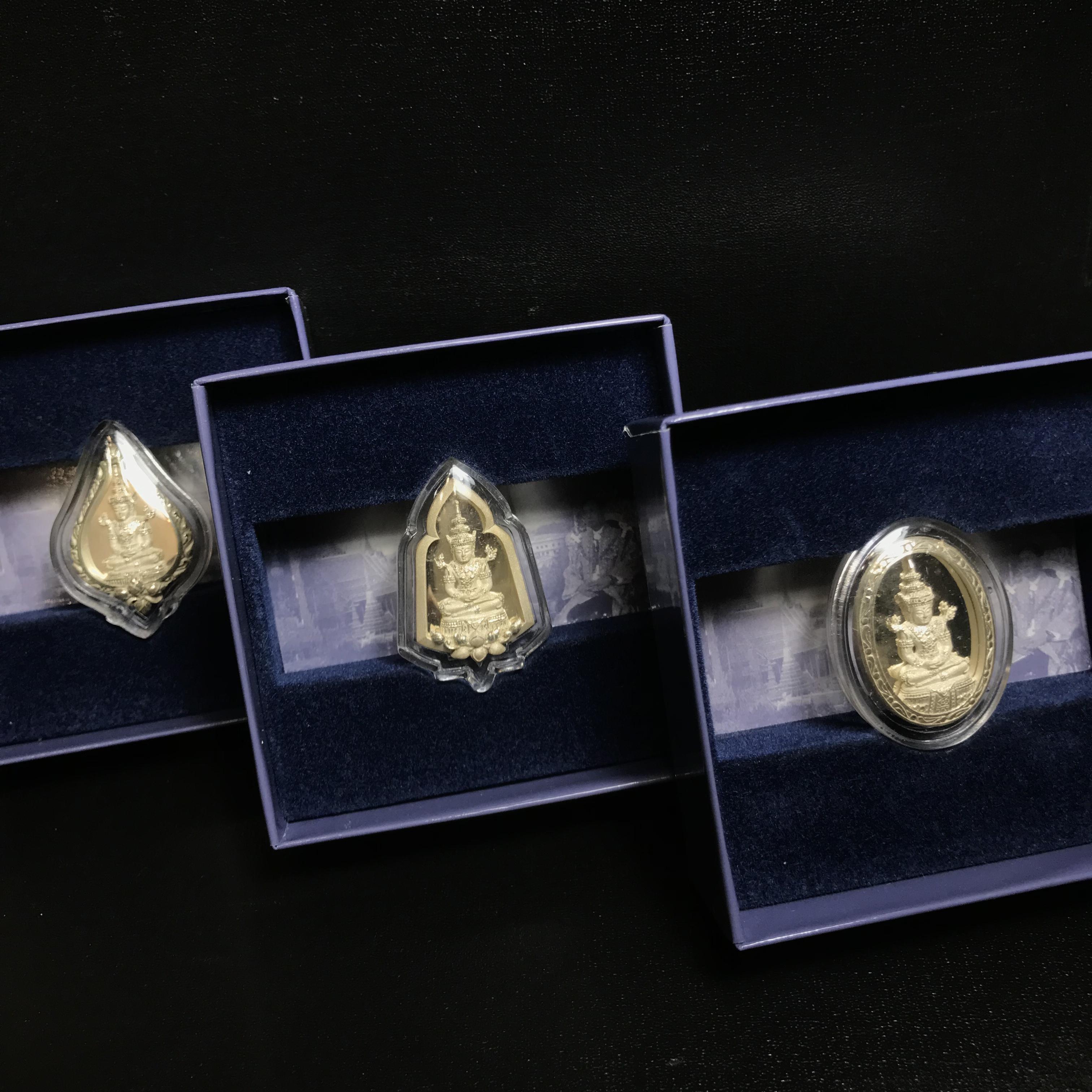 พระแก้วมรกต ภปร. ปี2547 จัดสร้างโดย รพ.ภูมิพลฯ เนื้อเงิน เหรียญทรงดอกบัว+เหรียญทรงซุ้ม+เหรียญทรงกลมรี(ครบ3พิมพ์ชุดเหรียญเนื้อเงิน)(1ใน3000องค์)