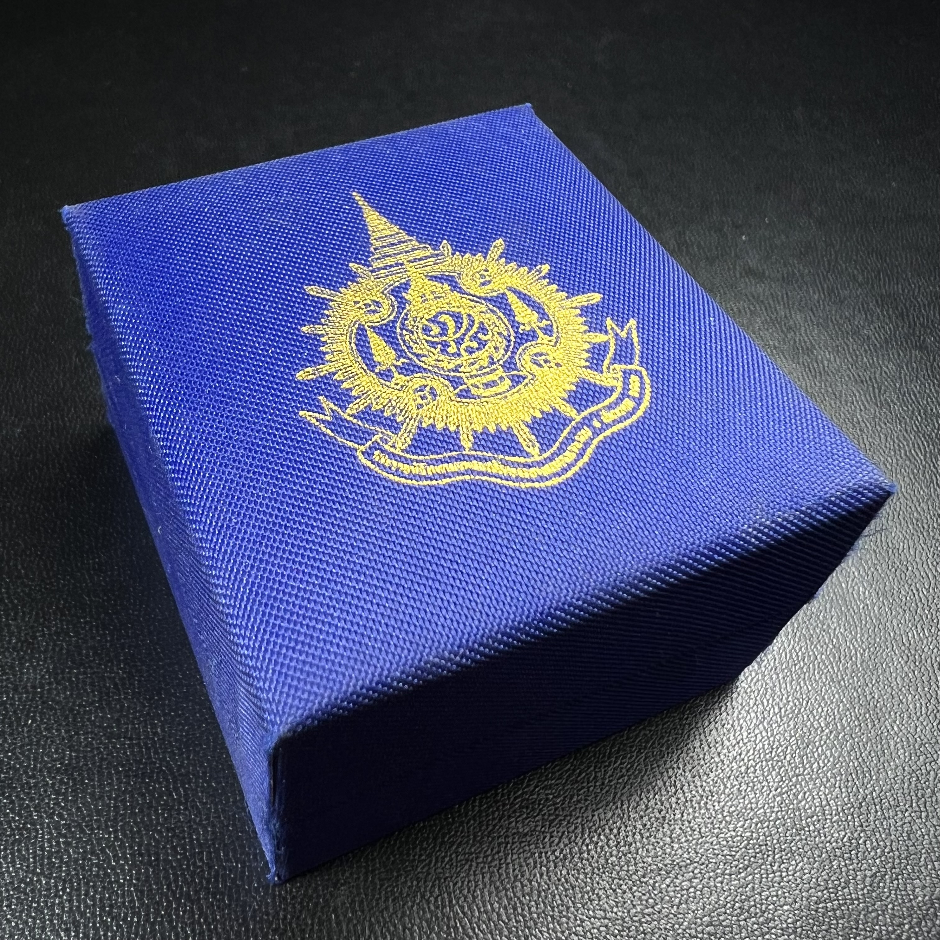 พระกริ่งไพรีพินาศ บรรจุเหล็กไหล ครั้งแรกและครั้งเดียวในประวัติศาสตร์ เฉลิมพระเกียรติ พระบาทสมเด็จพระเจ้าอยู่หัวรัชกาลที่9 พระชนมพรรษา 6 รอบ ปี2542 เนื้อสัมฤทธิ์(บรรจุเหล็กไหล)ดีนอก-ดีใน พิธีใหญ่ มวลสารเด่น (หายาก)