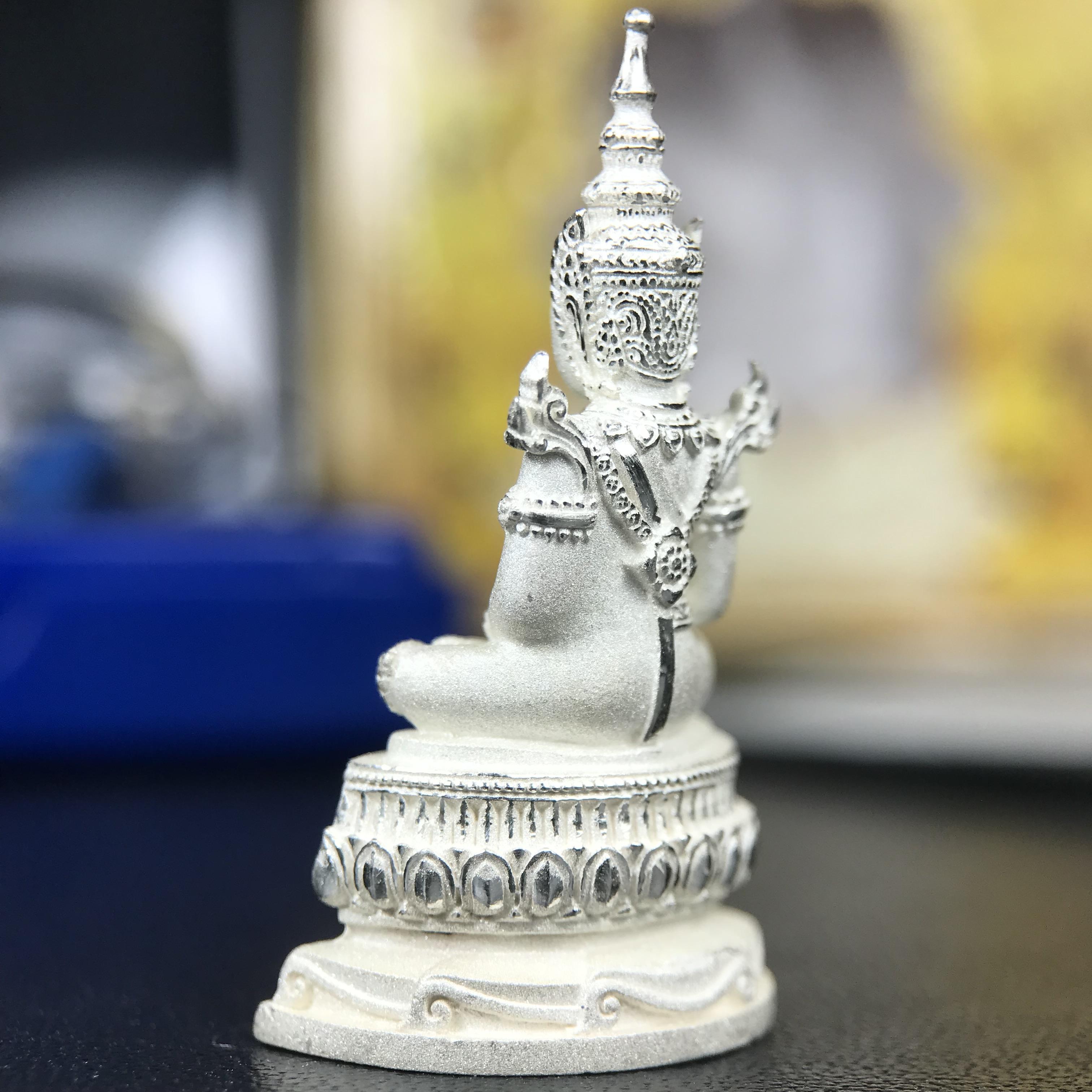 พระแก้วมรกต ทรงเครื่องฤดูร้อน พระราชทานประดิษฐานตราสัญลักษณ์ฉลองสิริราชสมบัติ ครบ 60 ปี ในหลวงรัชกาลที่ 9 พ.ศ.2549 เนื้อเงินลอยองค์พิมพ์ใหญ่ สูง 3.6 ซม. ขนาดหน้าตัก 1/2 นิ้ว (พิธีใหญ่มหาพุทธาภิเษก ณ พระอุโบสถวัดพระแก้ว เกจิอาจารย์ ทั่วประเทศ 108 รูป )