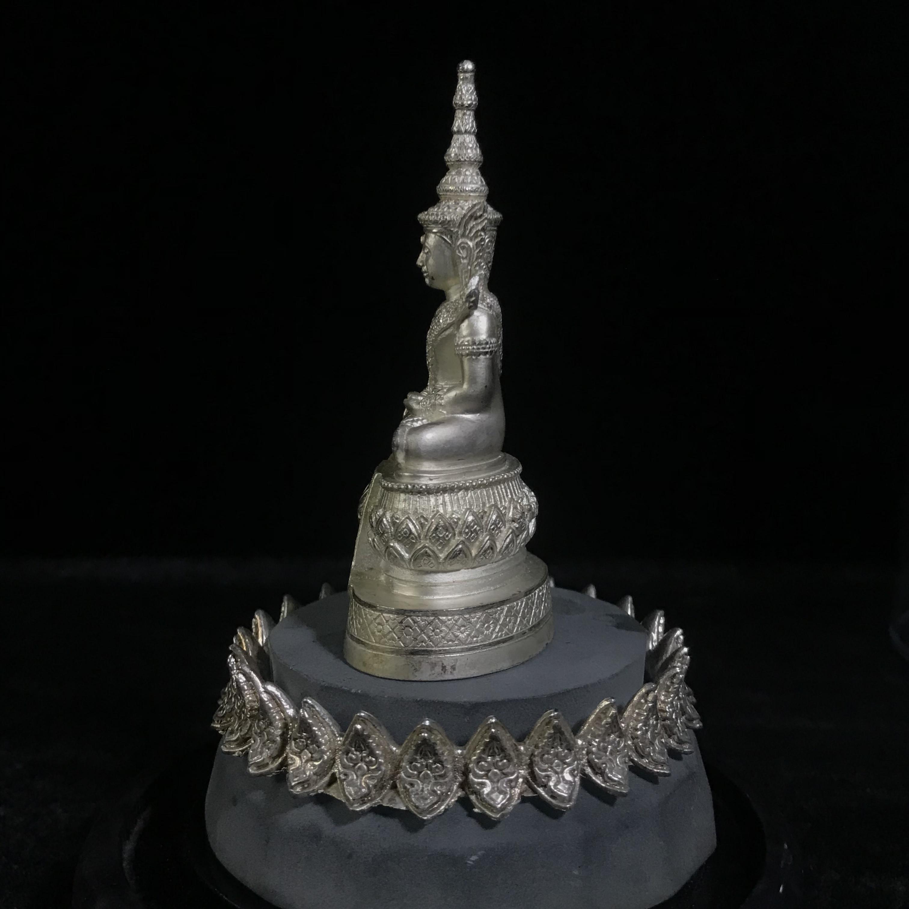 พระแก้วมรกต ภปร.(รุ่นแรก) ปี2545 รุ่นฉลองกรุงรัตนโกสินทร์ครบ 220 ปี หล่อลอยองค์ เนื้อเงิน ขนาดบูชา 50*90 มม. พร้อมฐานวางครอบแก้วเดิม(สวยงามและหายากมาก)(1ใน3000องค์)