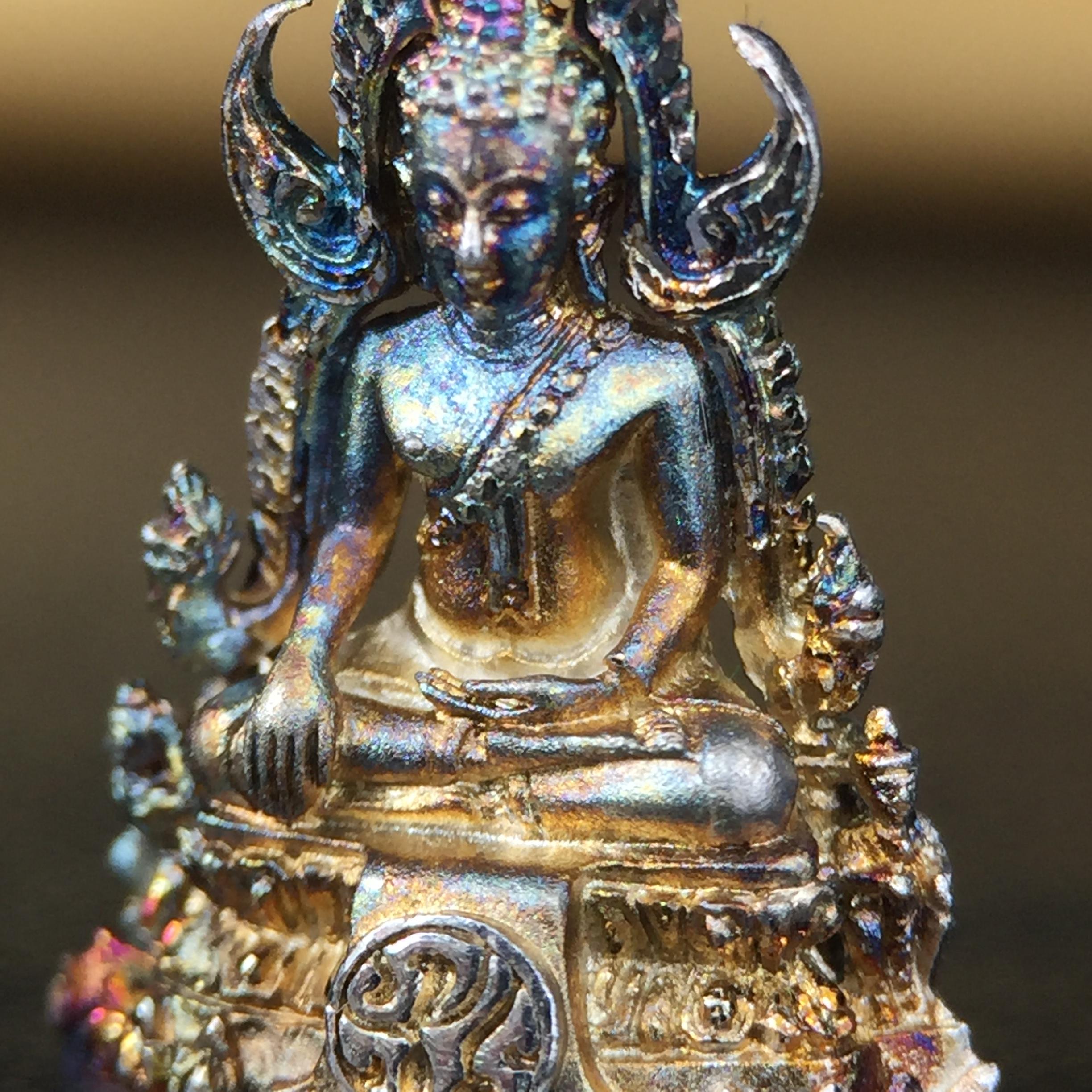 พระพุทธชินราช(จำลอง) ภปร. 84 พรรษา เนื้อเงินชุบทองคำขาว พิมพ์เล็กขนาดหน้าตัก 1/4 นิ้ว (สภาพผิวเดิมสวย ขึ้นสีรุ้งธรรมชาติ แบบนิยม)(พระราชทานมวลสาร จิตรลดาและเส้นพระเจ้า(เส้นผม))พุทธศิลป์ทรงคุณค่าอีกหนึ่งรุ่นยอดนิยม