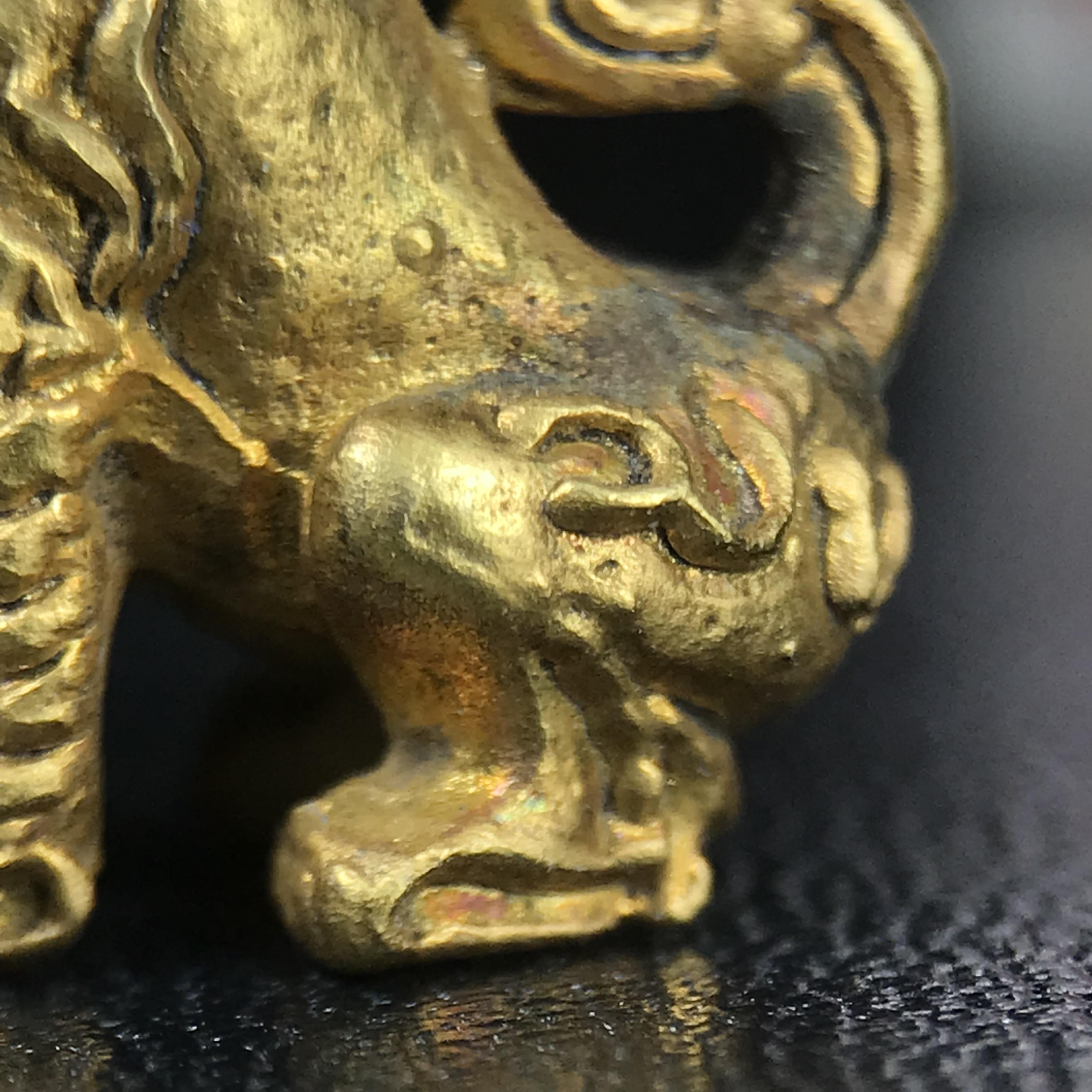 สิงห์เจ้าพ่อดำ วัดบุพพาราม จ.เชียงใหม่ ปี 2518 เนื้อกะไหล่ทอง(ตอก 2 โค๊ต)หายาก(สภาพผิวเดิมสวยเดิมกล่องครบ) สิงห์รุ่นนี้มีพิธีดีมีเกจิอาจารย์ที่ร่วมปลุกเสกมากมาย****เครื่องราง ที่พระบาทสมเด็จพระเจ้าอยุ่รัชกาลที่ ๙ ทรงเสด็จฯประกอบพิธีด้วยพระองค์เอง