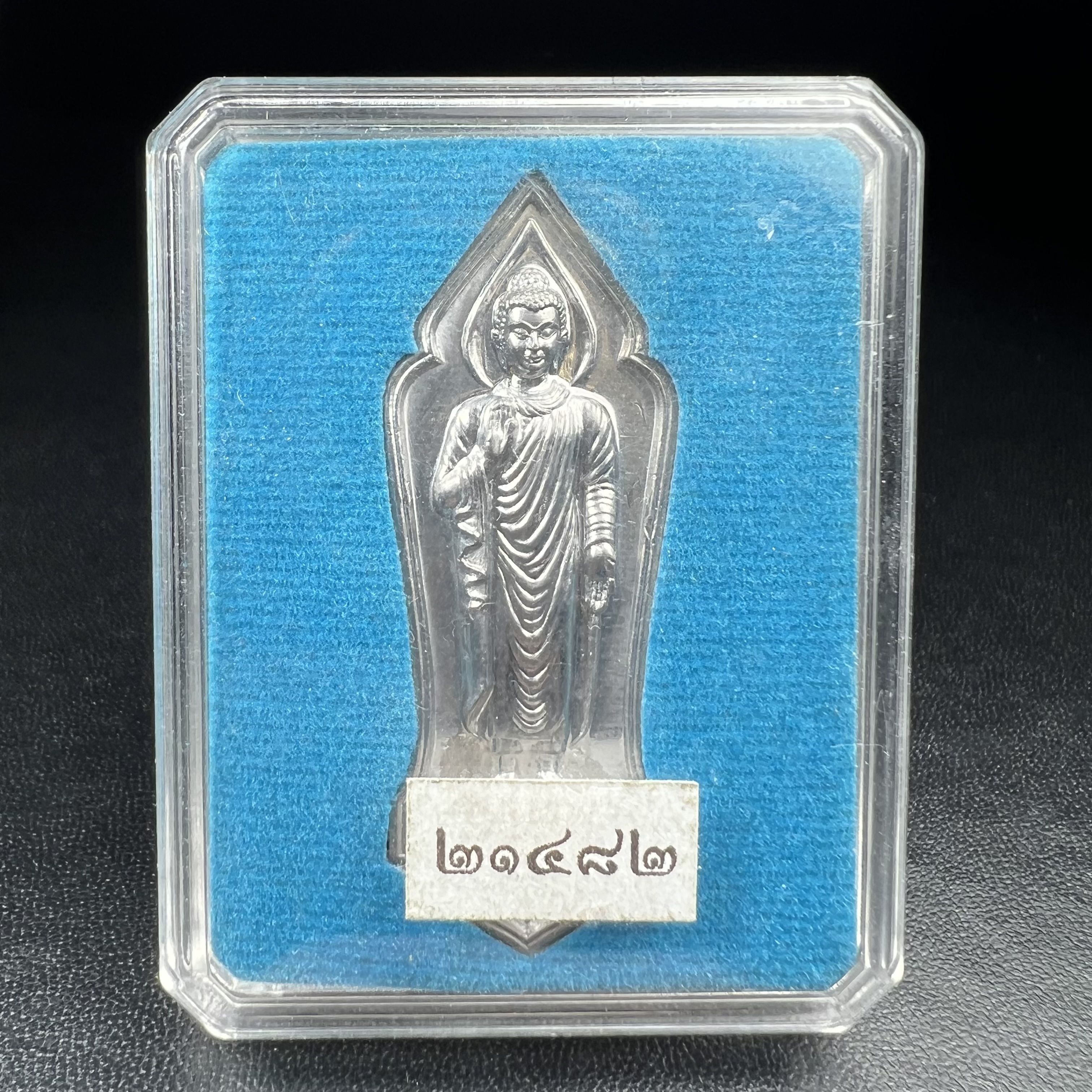 เหรียญที่ระลึกพระพุทธเมตตาประชาไทยไตรโลกนาถคันธารราฐอนุสรณ์ หลัง ภปร. และ สก. วัดทิพย์สุคนธาราม จ.กาญจนบุรี ปี 2558 เนื้อชิน(ตะกั่ว) ขนาดสูง 4.6 ซม. ที่ระลึก ร.9 พระชนมพรรษาครบ 7 รอบ และ สมเด็จพระราชินี พระชนมพรรษา 80 พรรษา พิธีใหญ่