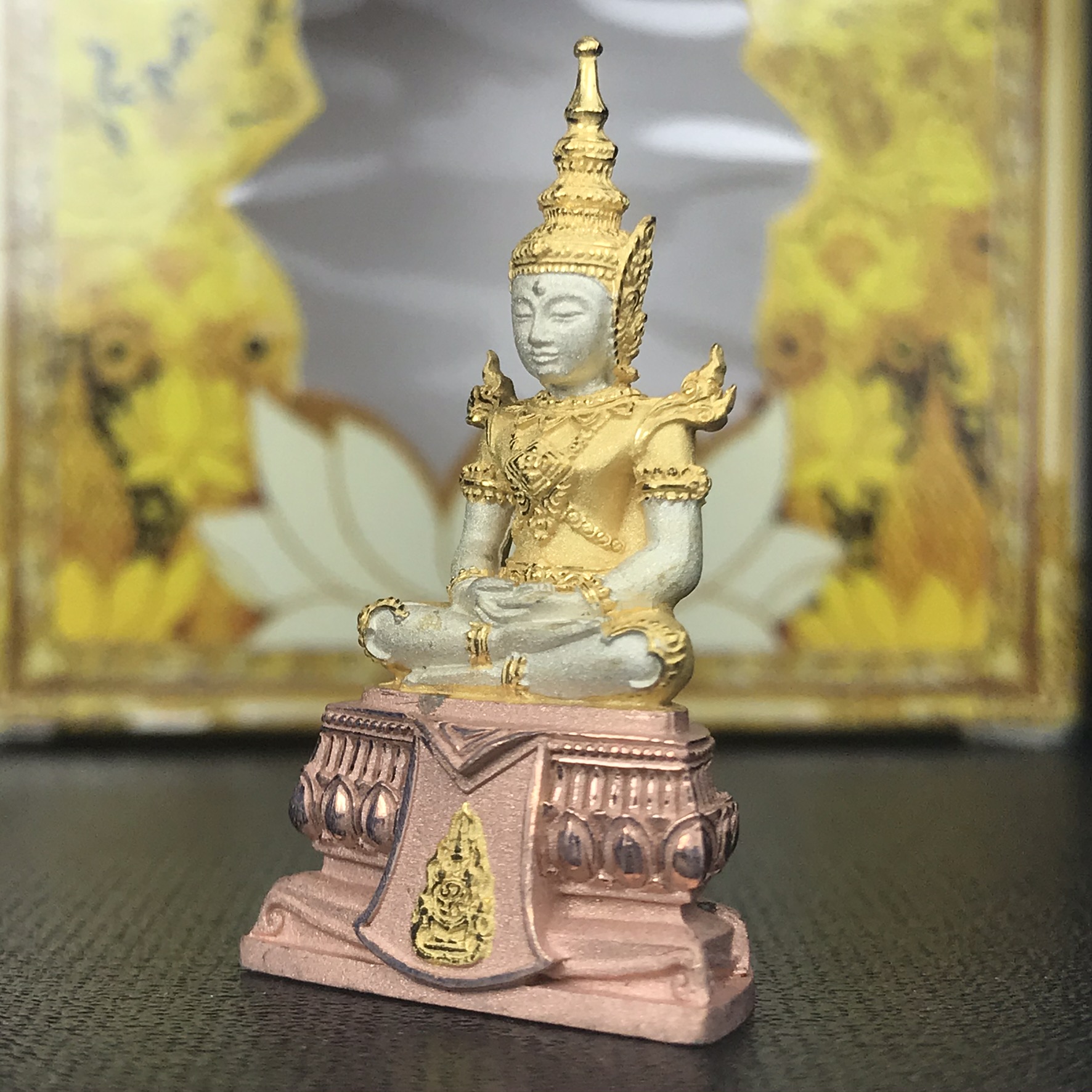 พระแก้วมรกต(จำลอง)ลอยองค์ ขนาดหน้าตัก 1/2 นิ้ว ทรงเครื่องฤดูร้อน เนื้อเงินสามกษัตริย์ ตราสัญลักษณ์ฉลองสิริราชสมบัติ ครบ 60 ปี พ.ศ.2549(สภาพสวย ครบ สมบูรณ์)