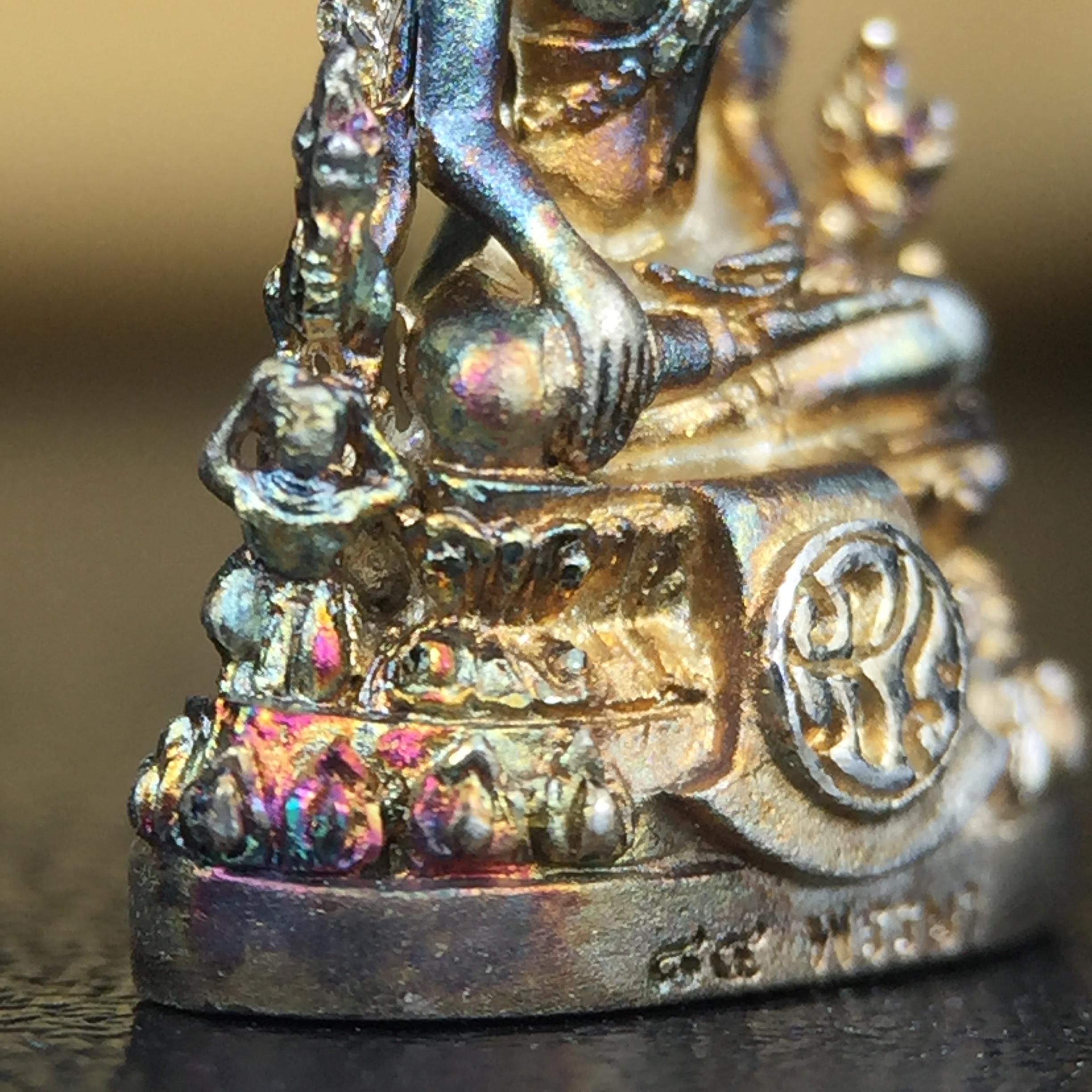 พระพุทธชินราช(จำลอง) ภปร. 84 พรรษา เนื้อเงินชุบทองคำขาว พิมพ์เล็กขนาดหน้าตัก 1/4 นิ้ว (สภาพผิวเดิมสวย ขึ้นสีรุ้งธรรมชาติ แบบนิยม)(พระราชทานมวลสาร จิตรลดาและเส้นพระเจ้า(เส้นผม))พุทธศิลป์ทรงคุณค่าอีกหนึ่งรุ่นยอดนิยม