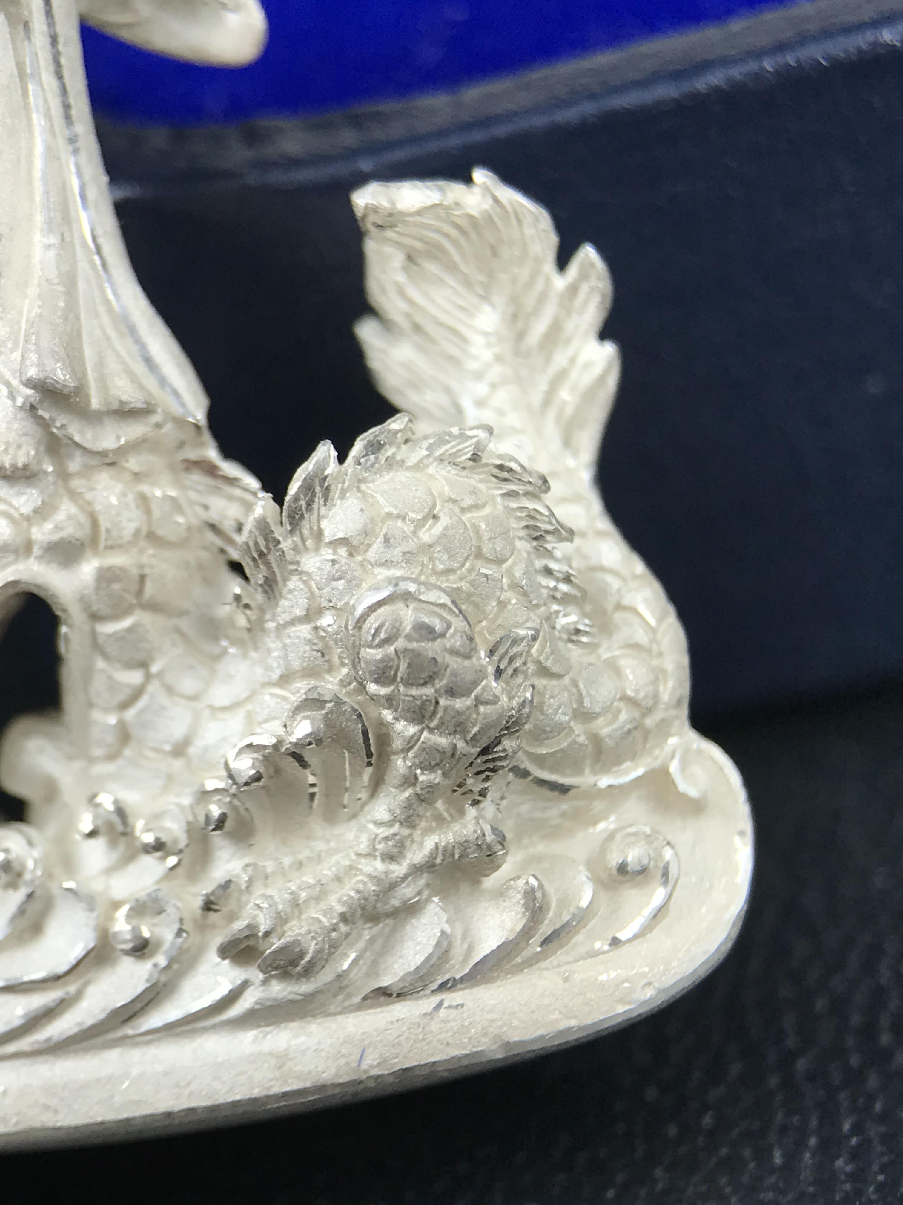 รูปหล่อลอยองค์พระโพธิสัตว์กวนอิม ทรงประทับมังกร จ.ระนอง เนื้อเงินพ่นทรายขัดเงาบางส่วน พิมพ์ใหญ่(สภาพผิว สวยงดงาม ทรงคุณค่า) เฉลิมฉลองในวโรกาสที่พระบาทสมเด็จพระเจ้าอยู่หัวทรงครองสิริราชสมบัติครบ 50 ปี จ.ระนอง พ.ศ.2539