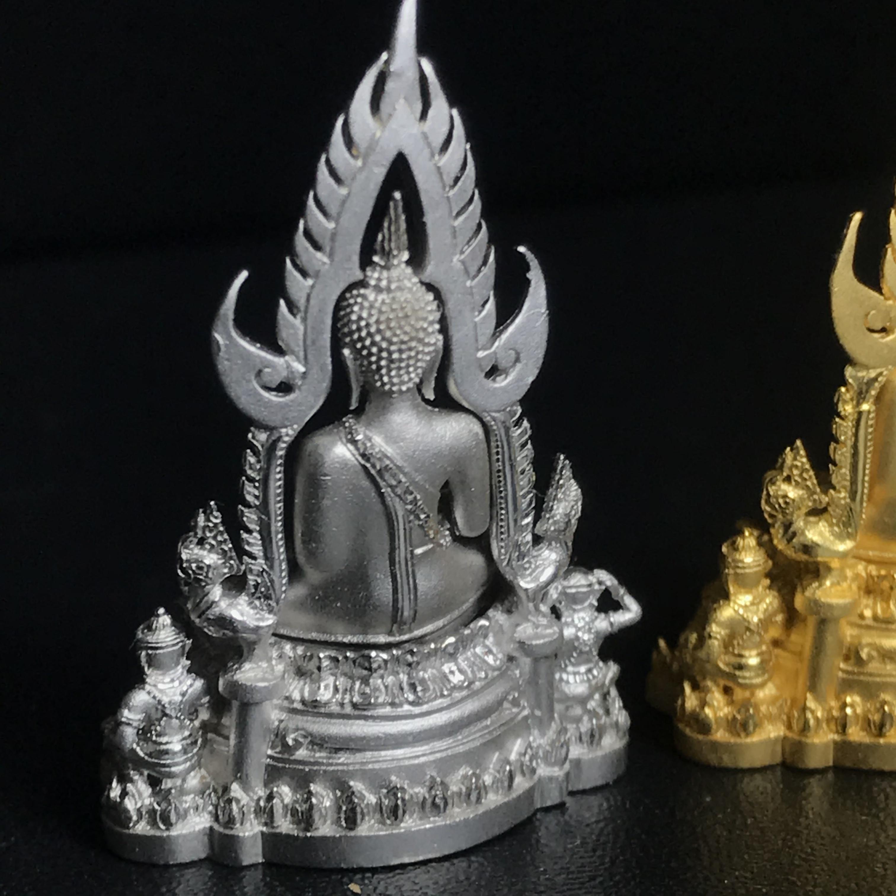 พระพุทธชินราช(จำลอง) ภปร. 84 พรรษา พิมพ์กลางขนาดหน้าตัก 1/2 นิ้ว(ครบชุด3องค์ เนื้อทองคำ+เนื้อเงินชุบทองคำขาว+เนื้อบรอนซ์รมดำซาติน)(พระราชทานมวลสาร จิตรลดาและเส้นพระเจ้า(เส้นผม)รัชกาลที่9)