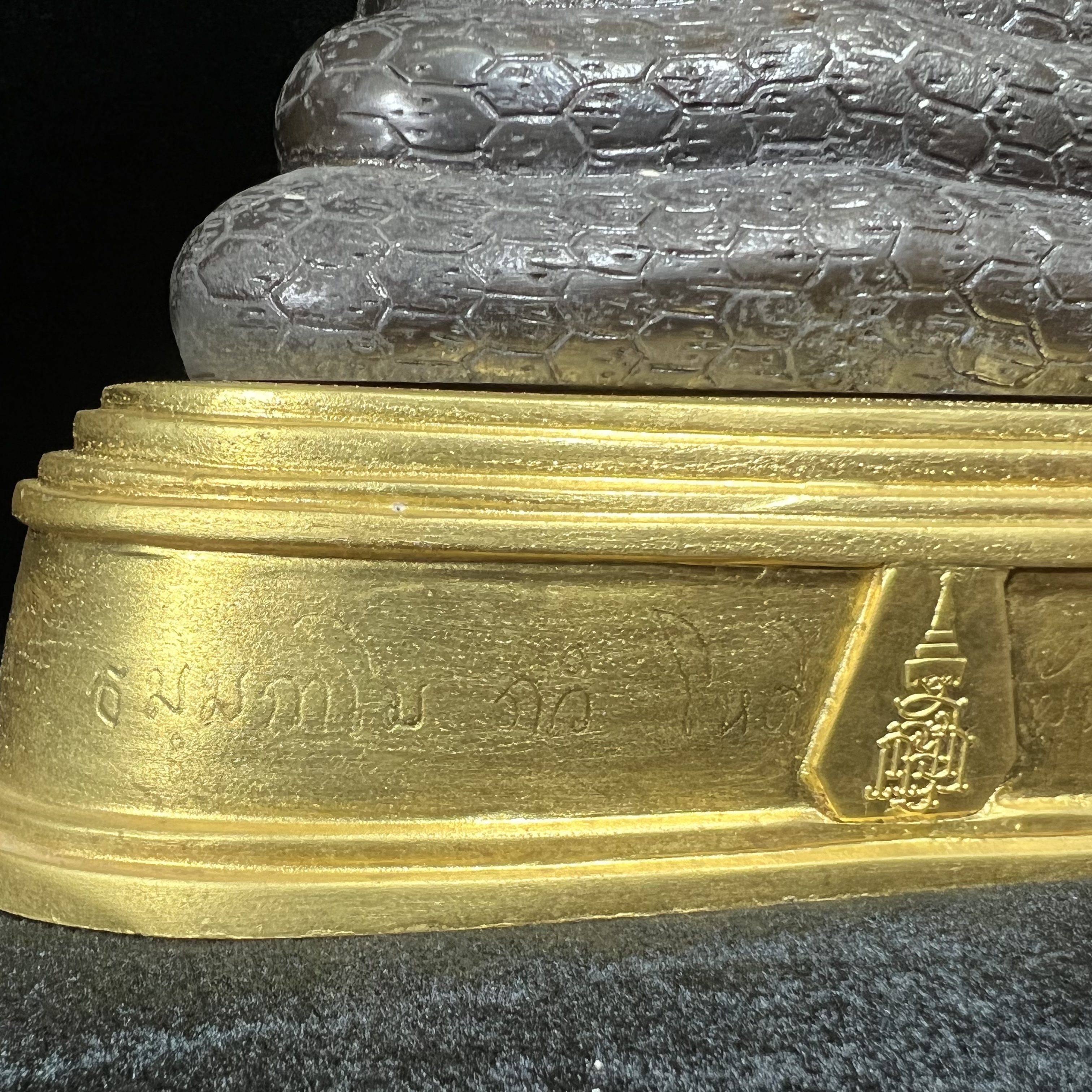 สมเด็จพุทธบูชาปางนาคปรก ญสส. วัดบวรนิเวศวิหาร ปี 2540 พระบูชาขนาด 7 นิ้ว เนื้อโลหะผสมปิดทอง จัดสร้างโดยกระทรวงยุติธรรม ในวโรกาสในหลวงรัชกาลที่ 9 ฉลองสิริราชย์สมบัติครบ 50 ปี และสมเด็จพระญาณสังวร สมเด็จพระสังฆราช 84 พรรษา งานพุทธศิลป์สวย เข้มขลัง....2 ถอด