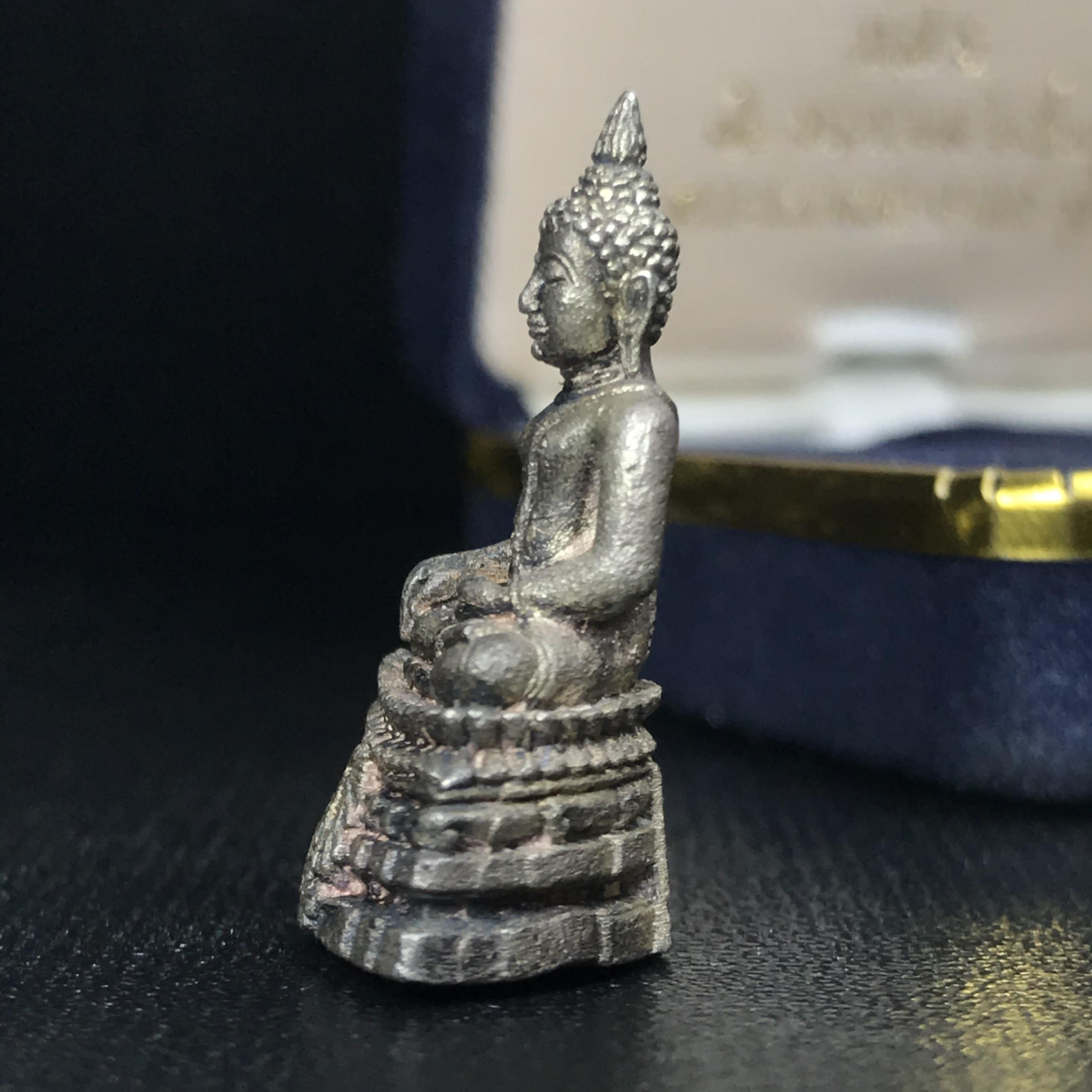 พระกริ่งพระพุทธชินสีห์ ภปร ทันโตเสฏโฐ ปี 2533 เนื้อเงิน (วัตถุมงคลหนึ่งเดียวที่บรรจุพระทนต์(ฟัน)ในหลวงรัชกาลที่9 พระราชทานให้จัดสร้าง)(1ใน1999องค์)