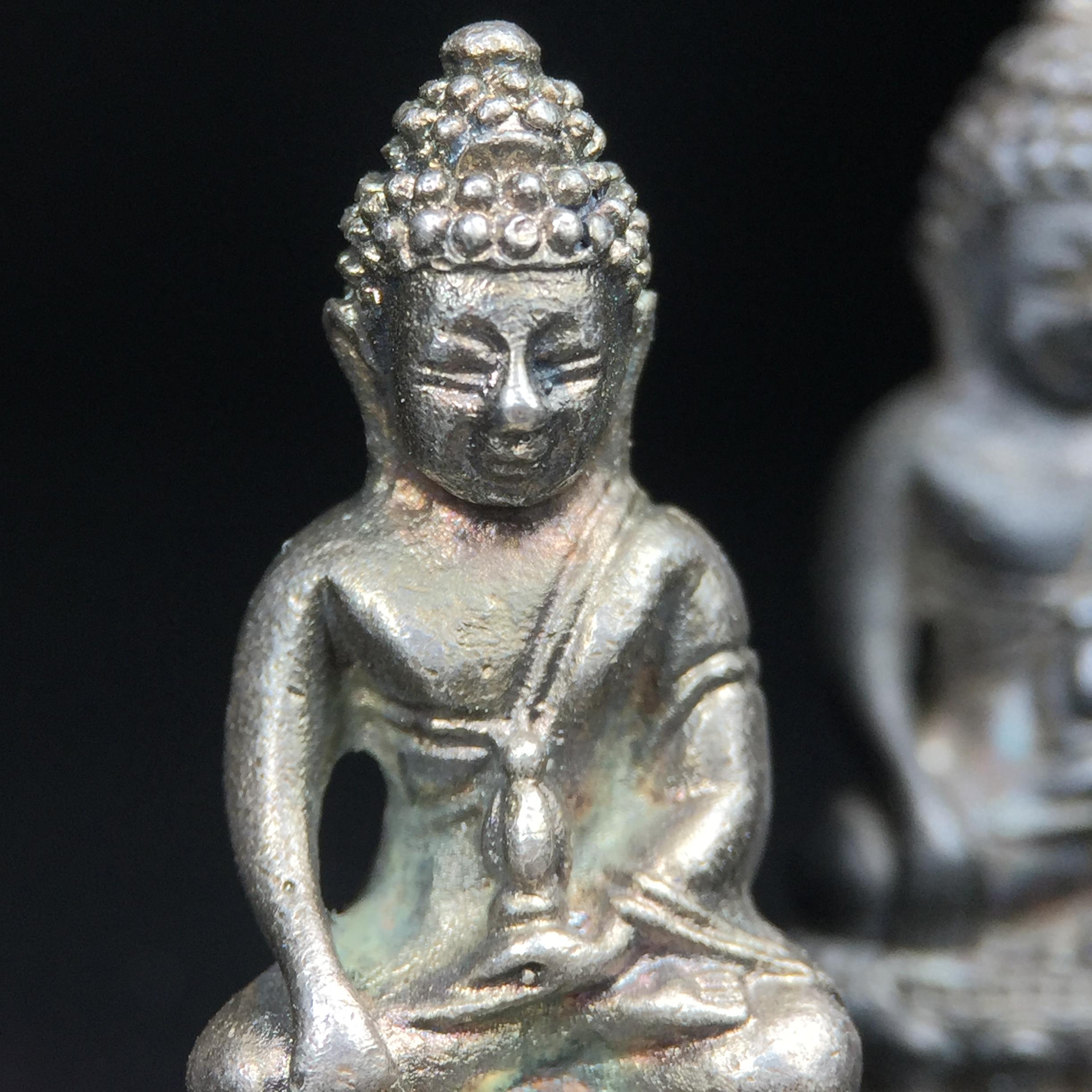 พระกริ่งศาสดา ภปร. วัดบวรนิเวศวิหาร ปี 2532 จัดสร้างในโอกาสสองทศวรรษรามาธิบดี เพื่อศูนย์การแพทย์สิริกิติ์ เนื้อเงิน+เนื้อนวโลหะ(1ชุดรวม 2 องค์) (พิธีใหญ่ มวลสารมงคล สวยงามเข้มขลัง)สมเด็จพระญาณสังวร สมเด็จพระสังฆราชฯเสด็จเททอง