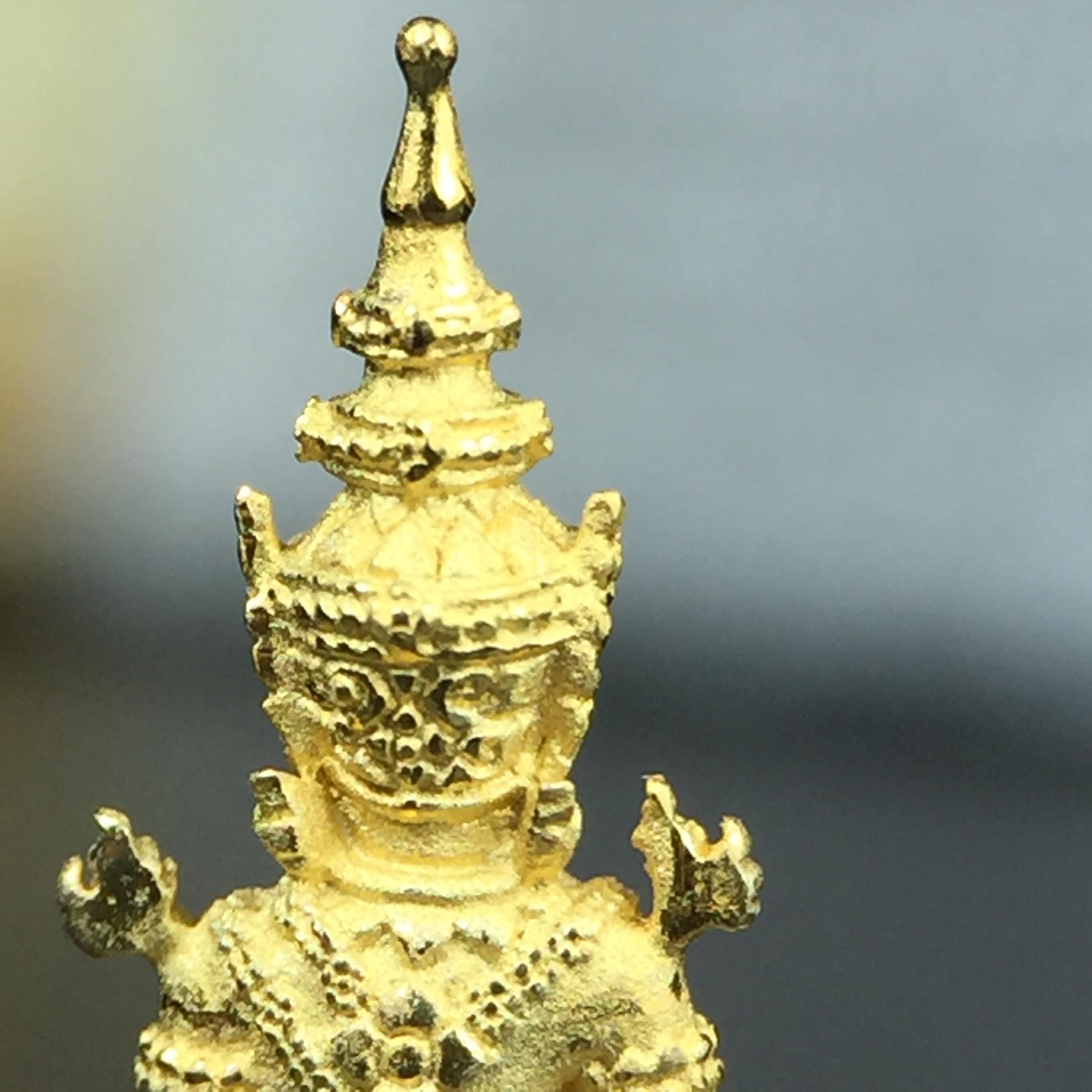 พระแก้วมรกต(จำลอง)ลอยองค์ ขนาดหน้าตัก 1/4 นิ้ว ทรงเครื่องฤดูร้อน เนื้อเงินสามกษัตริย์ ตราสัญลักษณ์ฉลองสิริราชสมบัติครบ 60 ปี พ.ศ.2549(สภาพสวย ครบ สมบูรณ์)