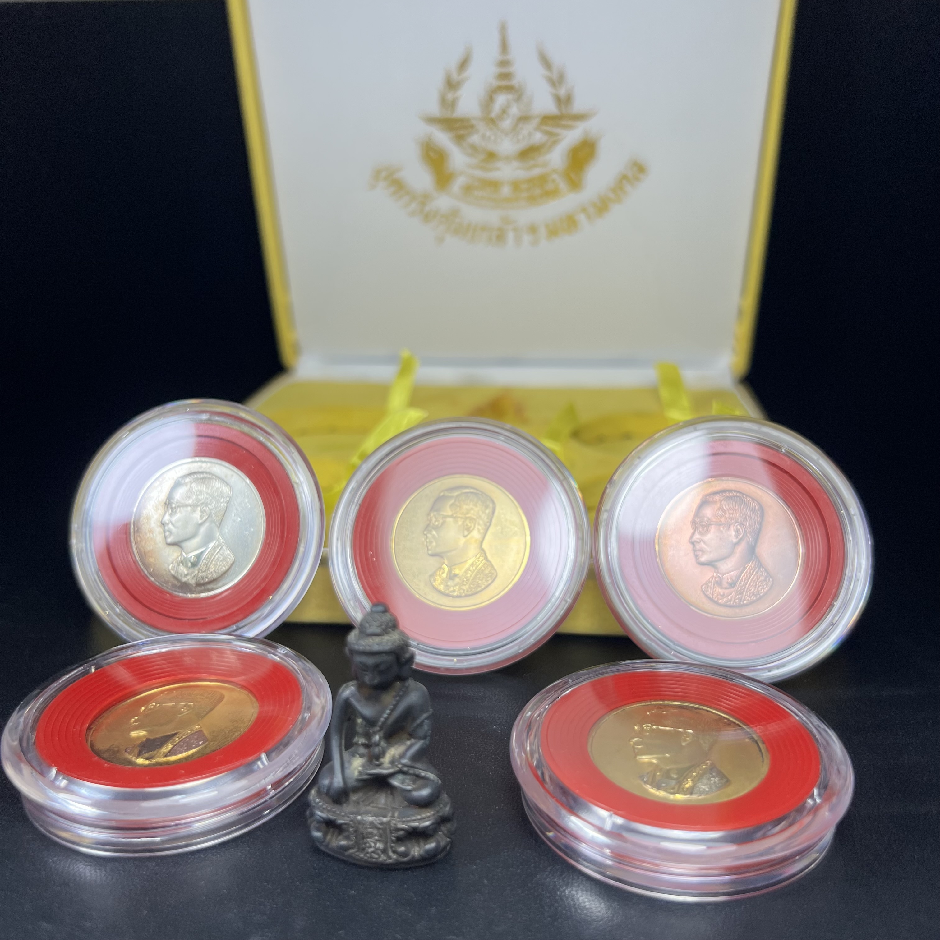 วัตถุมงคลคุ้มเกล้าฯ มหามงคลเฉลิมพระชนมพรรษา 6 รอบ รัชกาลที่ 9 ชุดพิเศษกรรมการ(สุดหายาก) (ในหลวงรัชกาลที่9 ทรงจุดไฟพระฤกษ์และเททอง พิธีใหญ่)ยอดนิยมหายาก