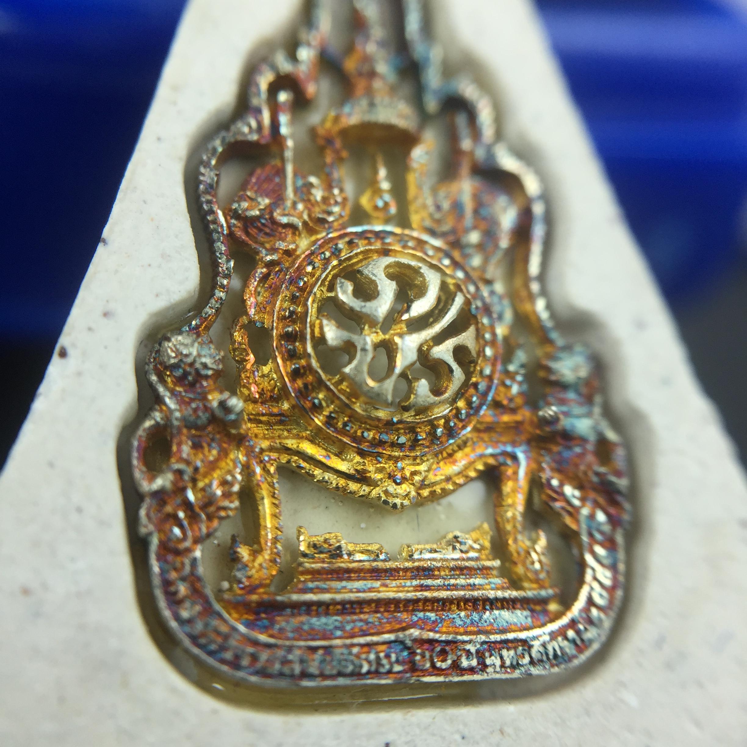 พระแก้วมรกต(จำลอง)ทรงเครื่องฤดูร้อน พระผงบูชา ด้านหน้าปิดทอง ด้านหลังตราสัญลักษณ์ฉลองสิริราชสมบัติครบ 60ปี เนื้อเงินขึ้นสีรุ้งธรรมชาติสร้างสรรค์งดงาม(รุ่นนี้ได้พระราชทานเส้นพระเจ้า(เส้นผม)รัชกาลที่9ในการจัดสร้าง)