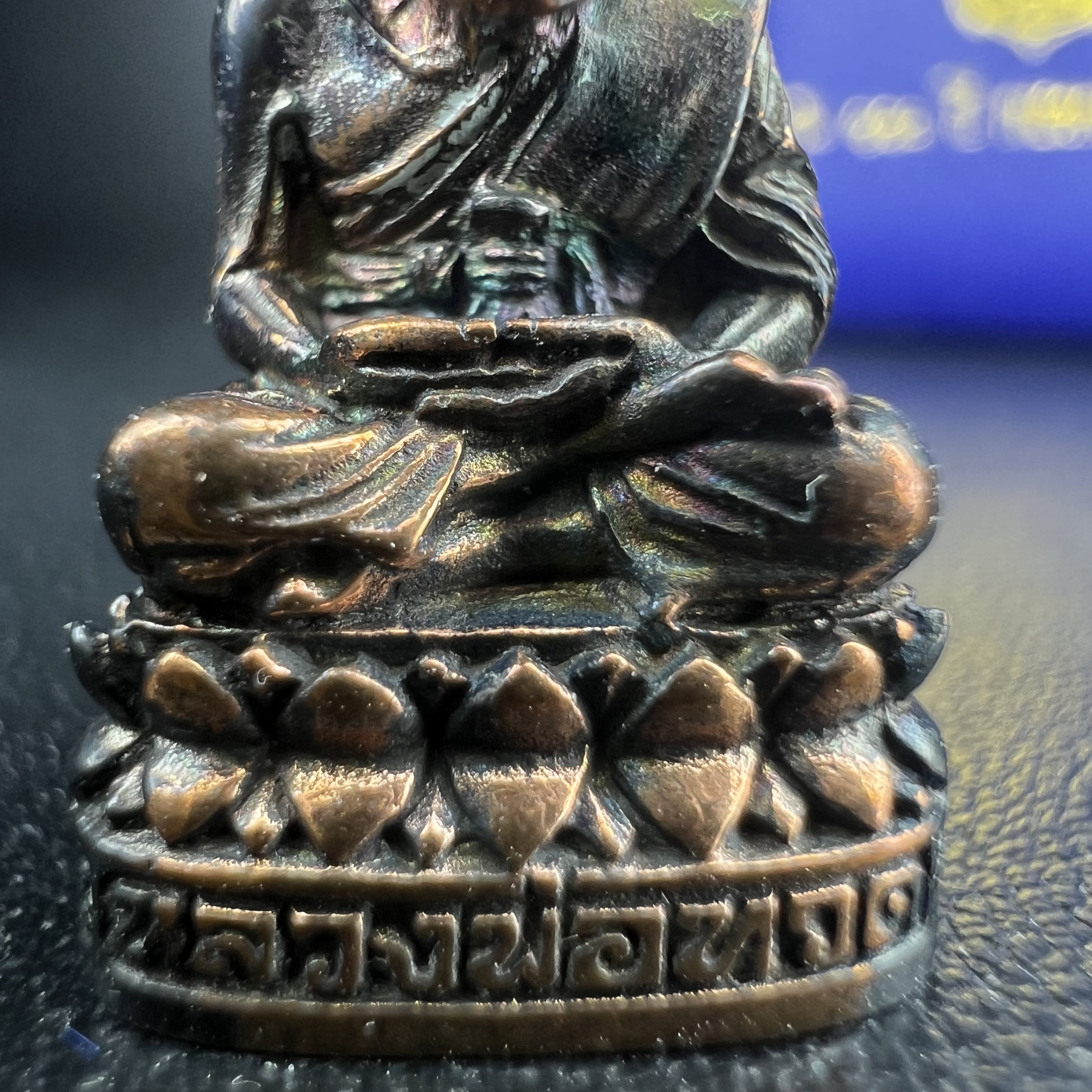 รูปเหมือนหล่อลอยองค์หลวงปู่ทวด รุ่น 111ปี กระทรวงกลาโหม เนื้อนวโลหะรมดำ-ปัดเงา ปี2540 พิธีใหญ่ เข้มขลัง นิยม พร้อมกล่องบรรจุเดิม(คัดสภาพสวยผิวเทพๆผิวรุ้งๆ)ทั้งพิธีทั้งพุทธศิลป์ทรงคุณค่าอีกหนึ่งรุ่นยอดนิยม