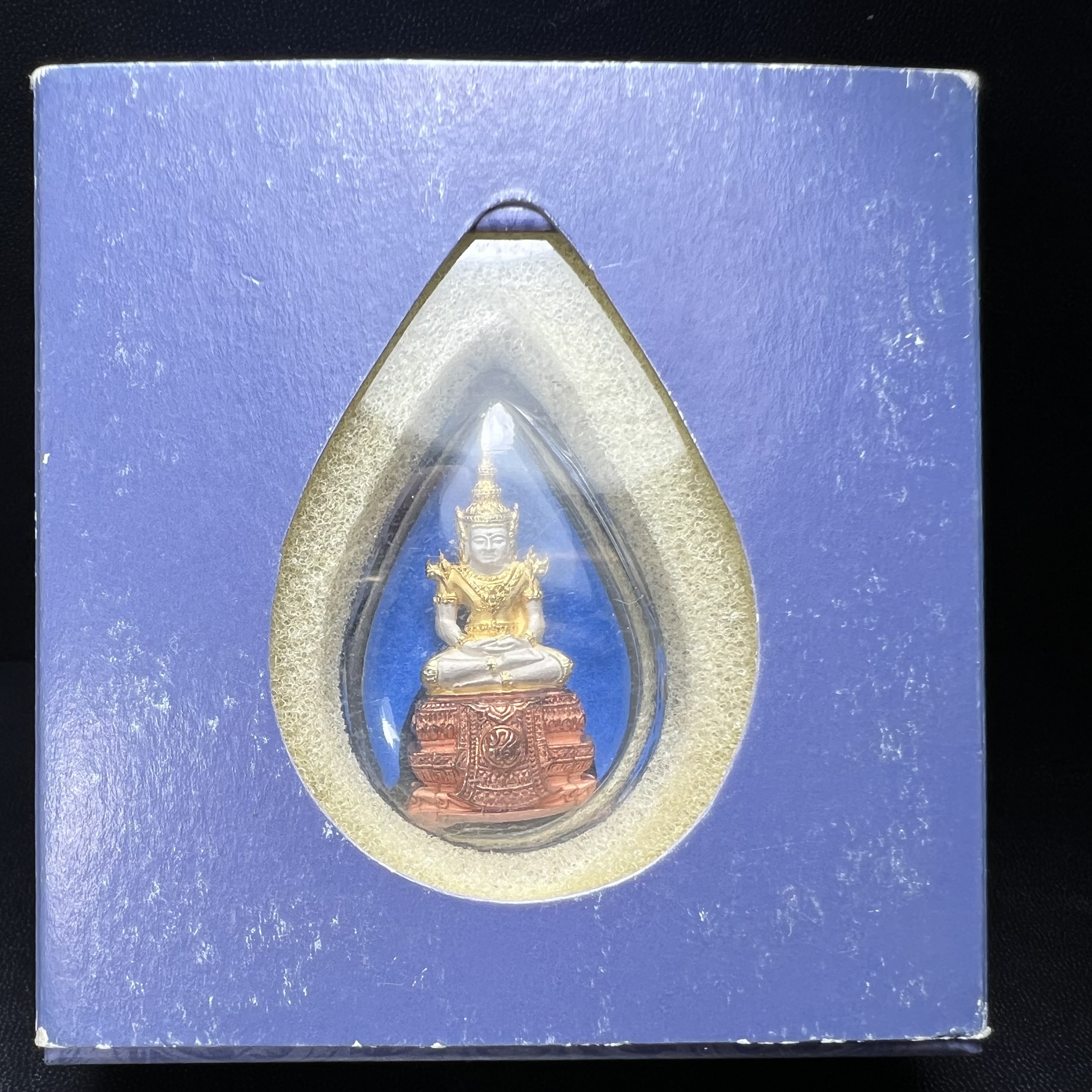 พระแก้วมรกต ภปร. ปี 2547 จัดสร้างโดยโรงพยาบาลภูมิพลอดุลยเดช เนื้อเงิน(3 กษัตริย์) ลอยองค์ หน้าตัก 1/2 นิ้ว สูง 3.7 ซม.พิธีมหามังคาภิเษก ณ พระอุโบสถวัดพระศรีรัตนศาสดาราม(วัดพระแก้ว) งดงามทรงคุณค่าอีกหนึ่งรุ่นยอดนิยม หายาก(องค์หมายเลข ๑๘๒๓)